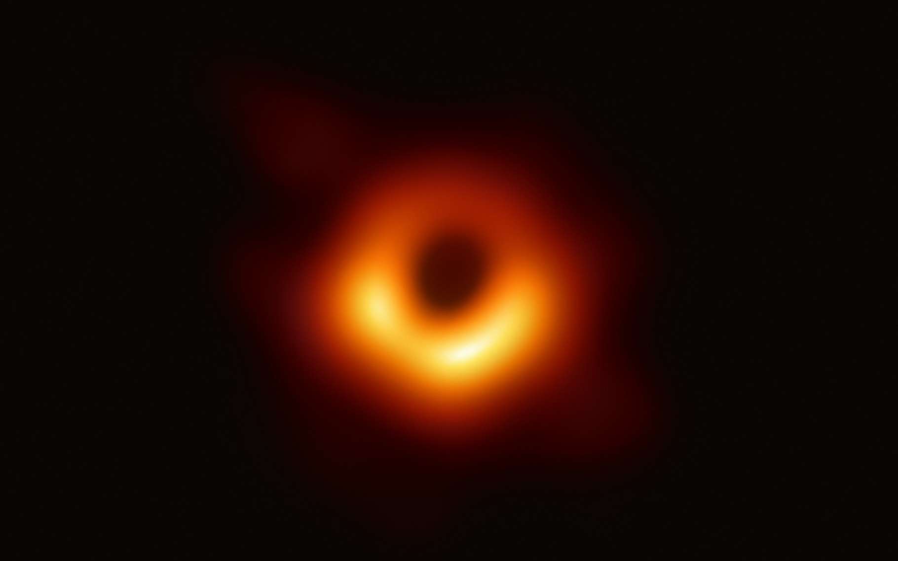 Pour construire cette image de M87*, la première d’un trou noir supermassif, les scientifiques ont utilisé des observations radio, des codes informatiques et des mois d’analyses. © Event Horizon Telescope