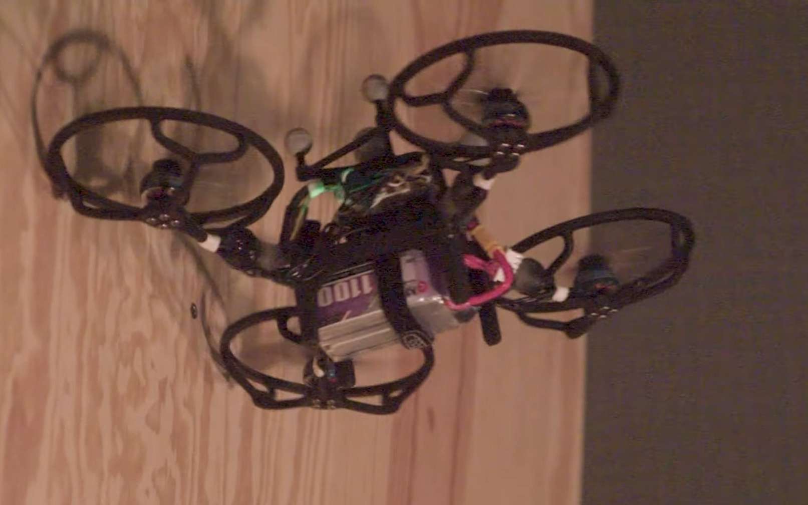 Ce drone se contorsionne pour se faufiler dans des passages étroits