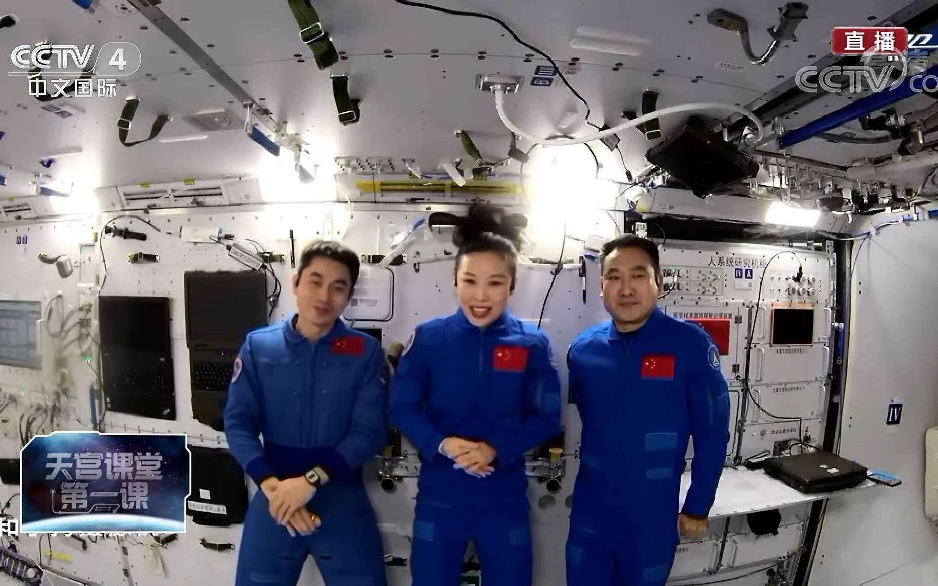 De gauche à droite : extraction des astronautes chinois Zhai Zhigang, Wang Yaping et Ye Guangfu de leur vaisseau. © Xinhua, Lian Zhen