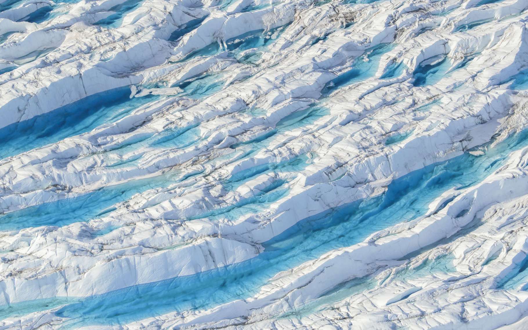 Crevasse remplie d’eau sur l’inlandsis au-dessus du glacier Eqi. © Florian Ledoux, tous droits réservés