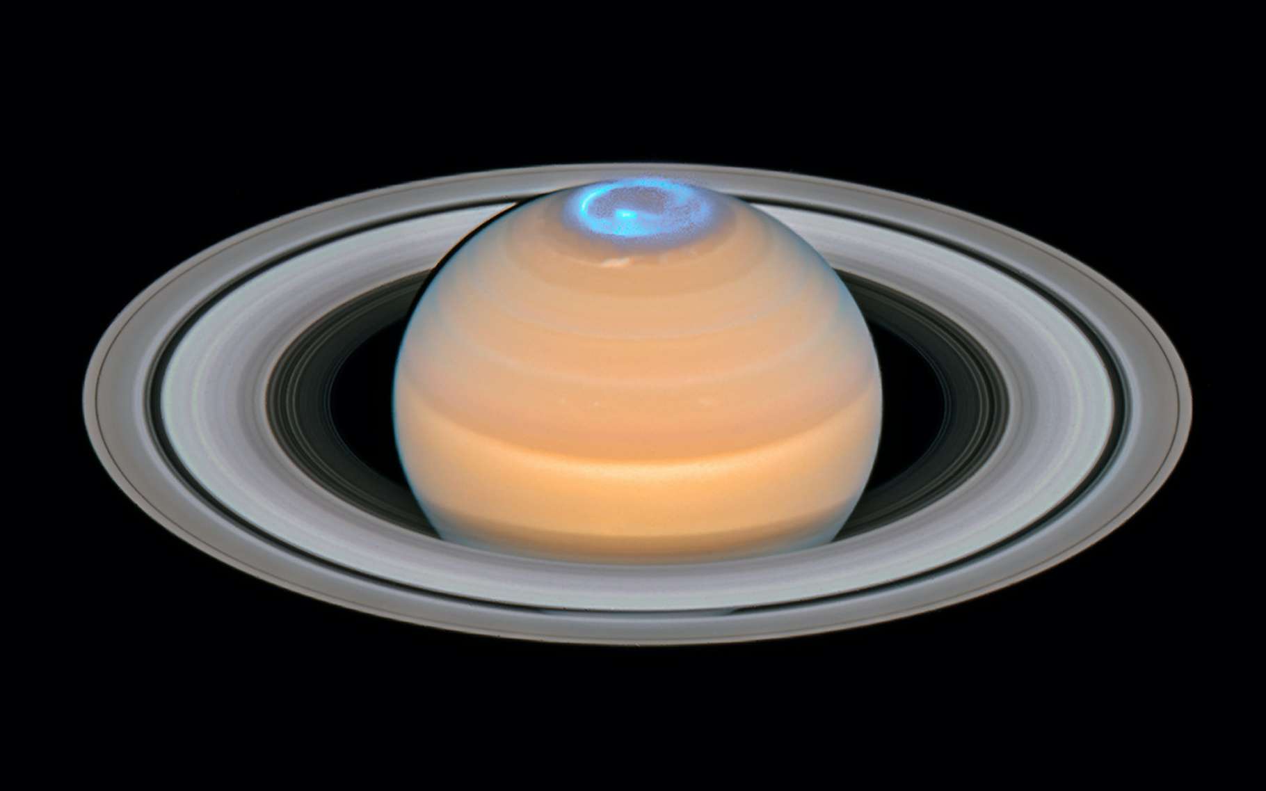 Pour les 30 ans d'Hubble, redécouvrez Saturne coiffée d'une aurore