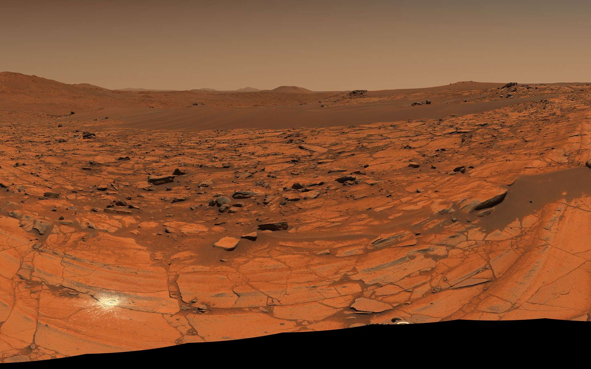 Mars : un rover de la Nasa révèle un panorama si net qu'il semble irréel... et une roche flottante qui intrigue