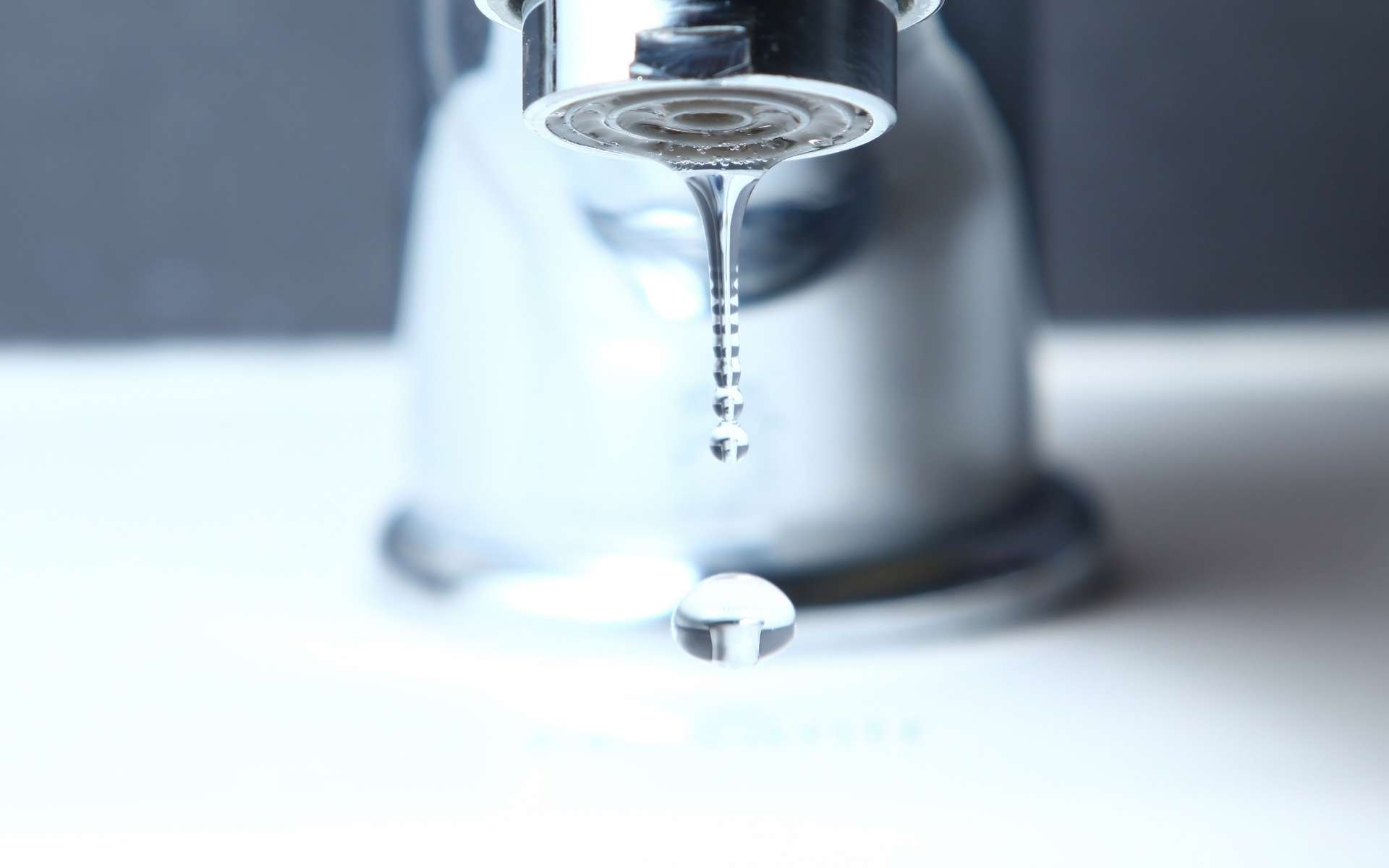 Au-delà du côté agaçant à l'oreille, un robinet qui goutte impacte votre facture d'eau. © rafaello, Adobe Stock