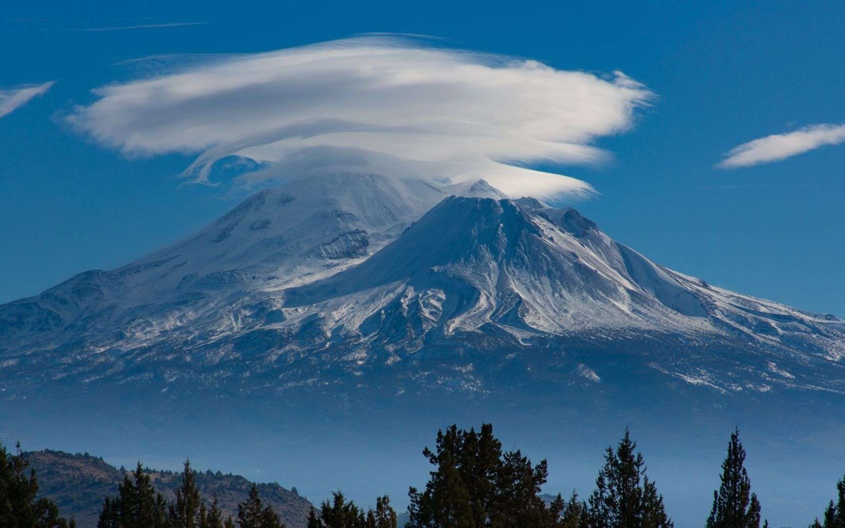 L'un des plus célèbres nuages accrochés à une montagne est celui du mont Fuji au Japon. © Canva