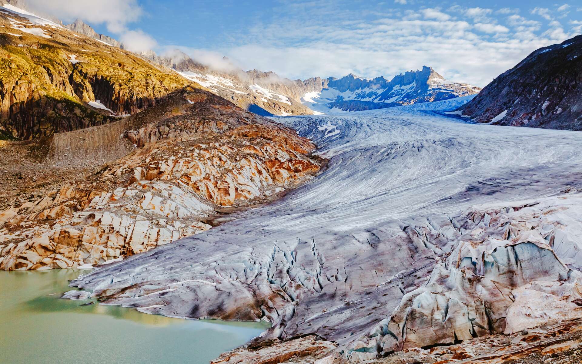 Cette photo de touristes devant le glacier du Rhône a sidéré le monde entier !