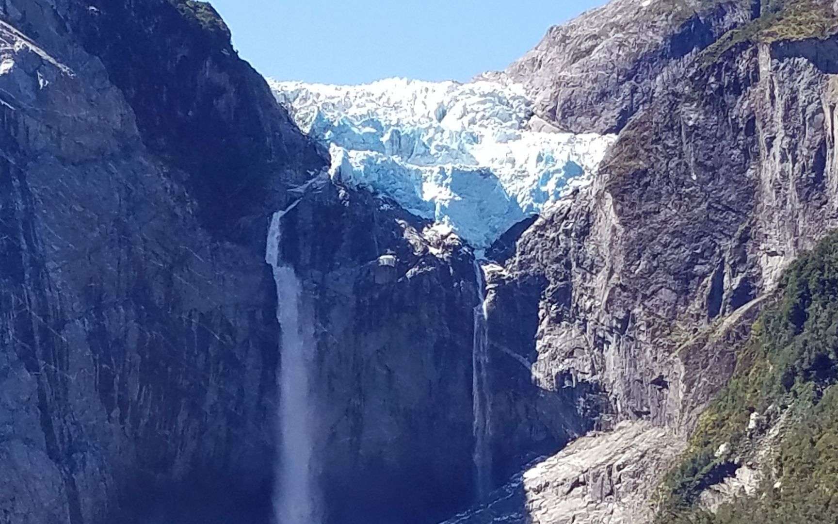 L'effondrement d'un glacier de 200 m. de haut filmé par des randonneurs