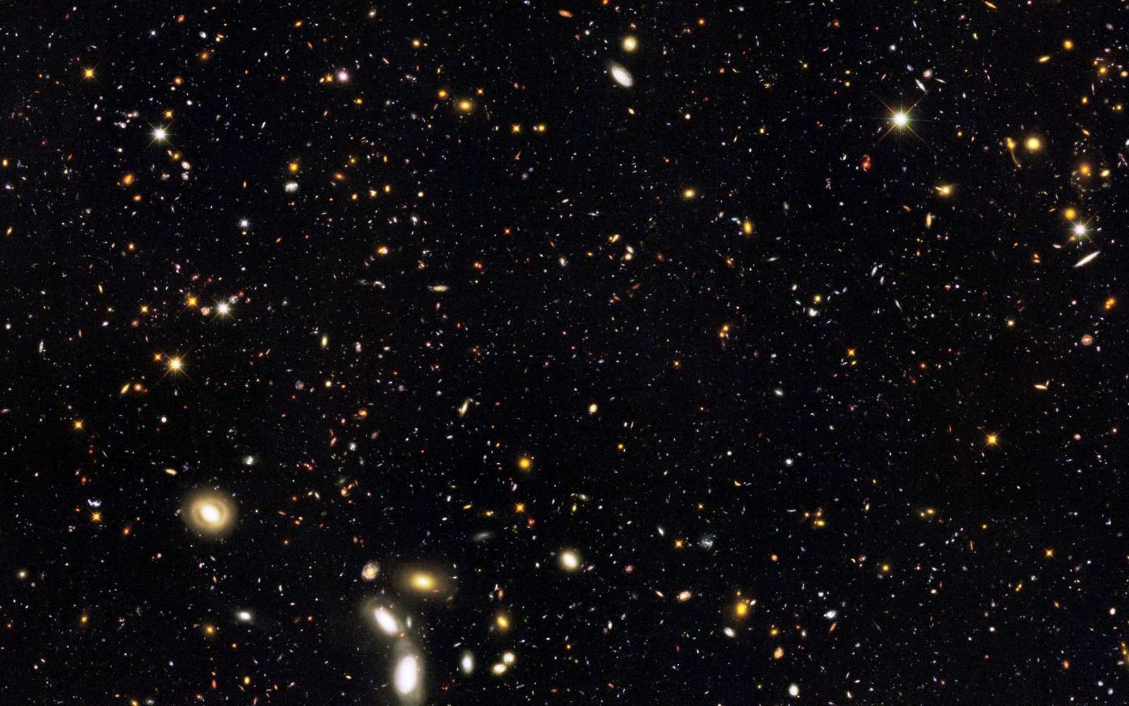 Une des images prises fin 2009 par Hubble lors d'une campagne d'observations d'un champ profond de l'univers observable. C'est un assemblage de mesure réalisées de l'infrarouge à l'ultraviolet, montrant des milliers de galaxies sur une période de 12 milliards d'années de l'histoire du cosmos. © Nasa, Esa