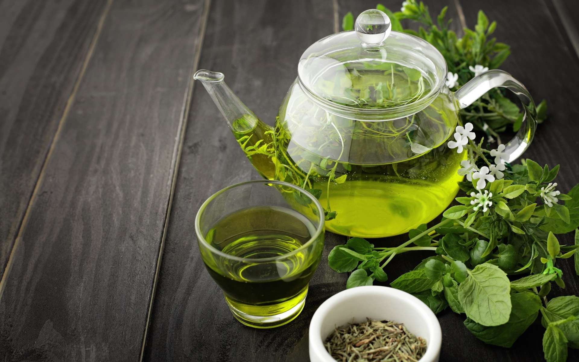 Boire du thé vert au moins trois fois par semaine serait bon pour la santé, mais le thé noir ne produirait pas autant de bienfaits. © KMNPhoto, Adobe Stock