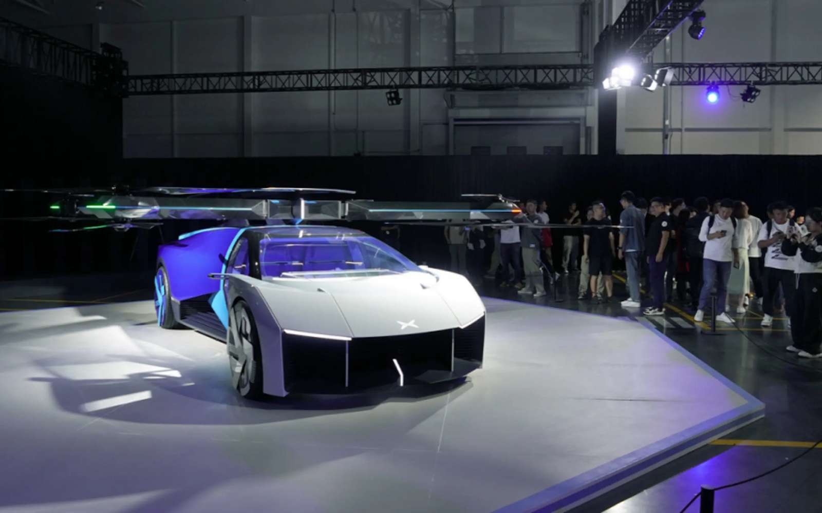 Une supercar volante et un fourgon porte-eVTOL, les inventions surprenantes du Chinois AeroHT