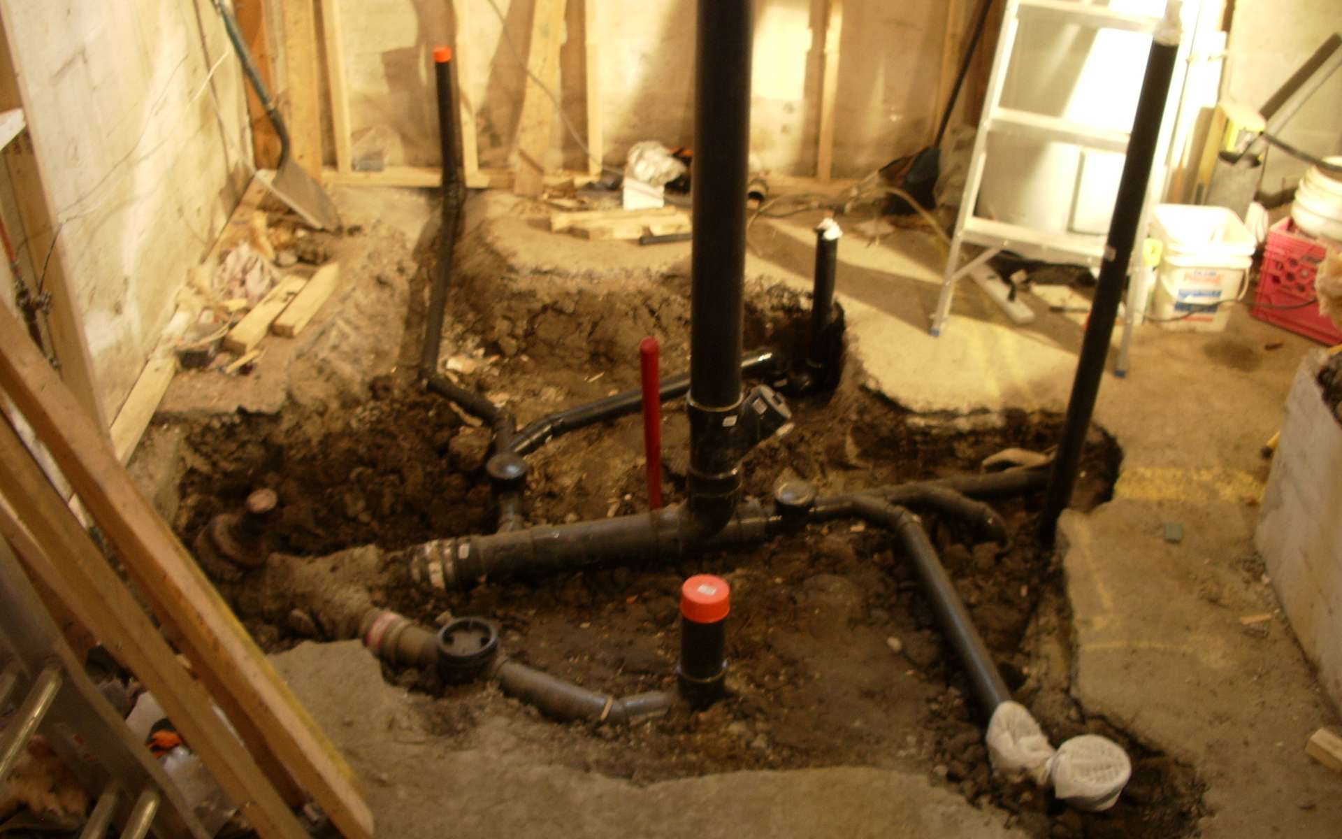 Une pompe de puisard doit être installée en bas de pente pour bien fonctionner. © Nicolas Marchildon, Wikimedia commons, CC BY-SA 3.0