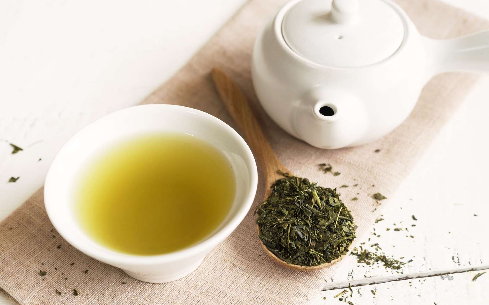 Les feuilles de thé vert ne sont pas fermentées au contraire de celles du thé noir. © Kittiphan, Fotolia