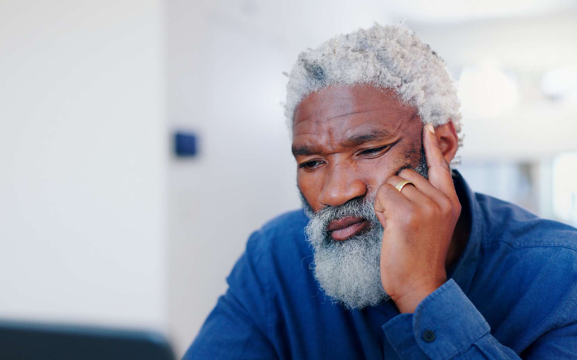 Patient bizarre : À 85 ans, ses cheveux blancs reprennent leur couleur d'origine !