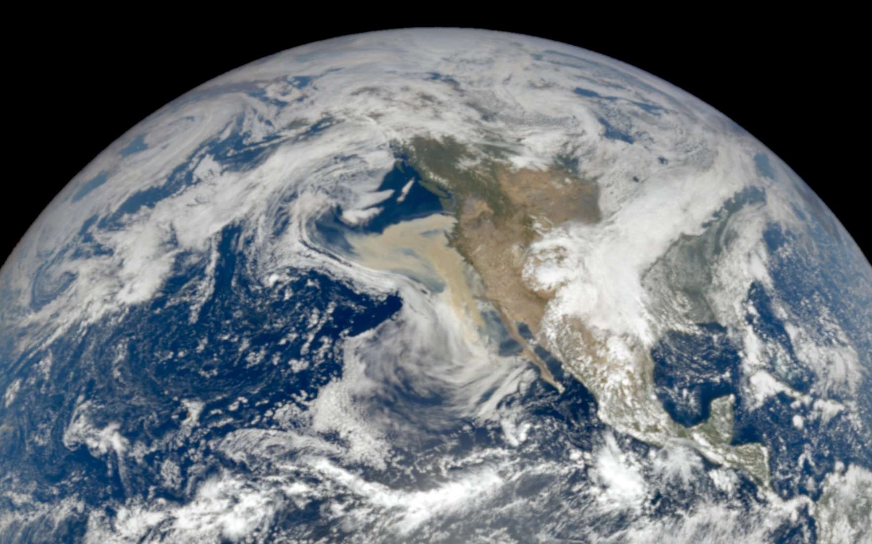 Vu de l'espace : incendies dévastateurs dans l'ouest des États-Unis et cinq tempêtes à l'est qui marchent sur l'Atlantique