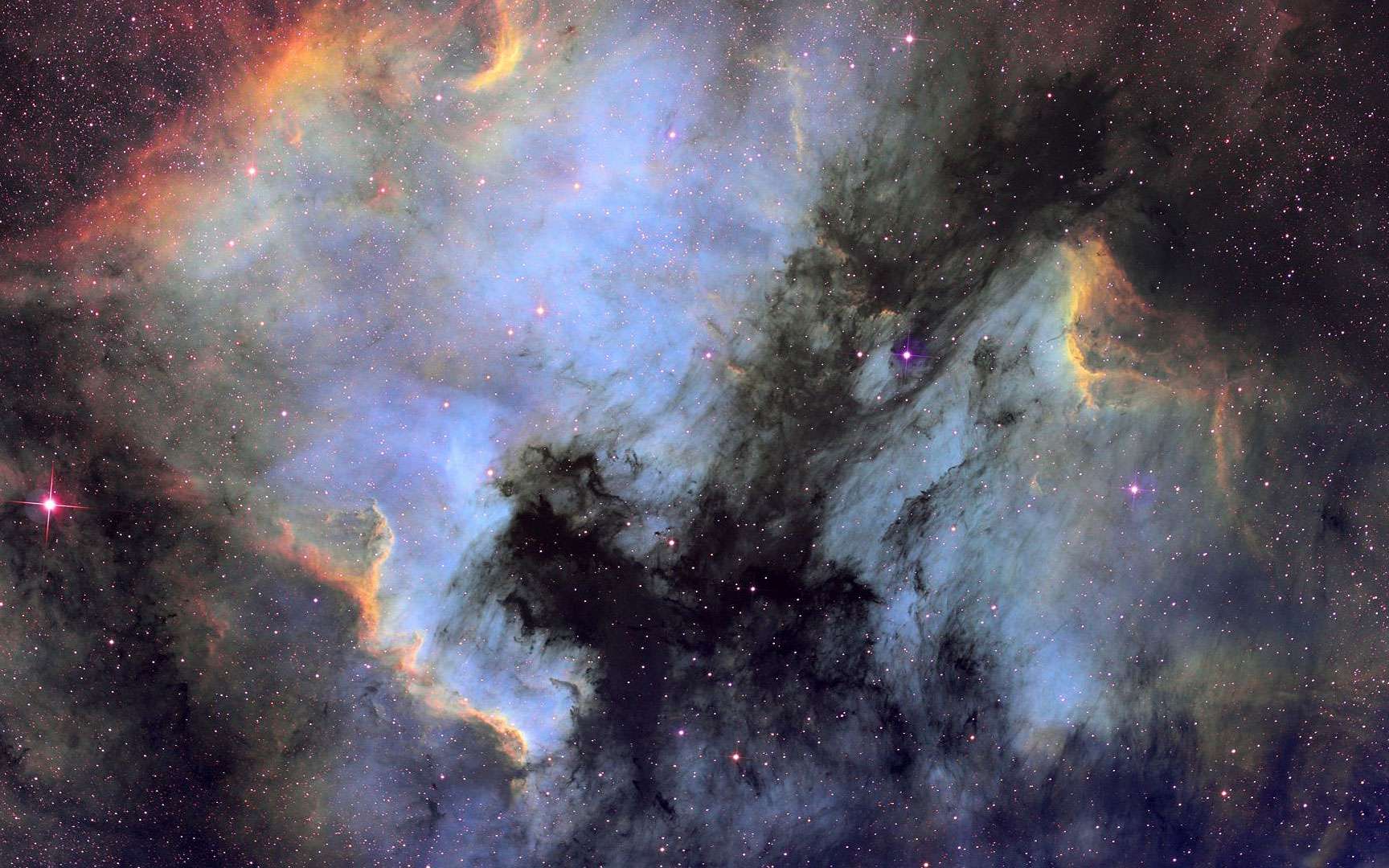 Nebuleuse de l'Amerique et du Pelican. Voici une région de la constellation du Cygne, avec la nébuleuse de l'Amérique et la nébuleuse du Pelican , réalisée avec une lunette astronomique Takahashi Fsq106, une camera astro SBIG STL11K, des filtres spéciaux Ha, OIII et SII et avec plus de 19 h de temps de pose.