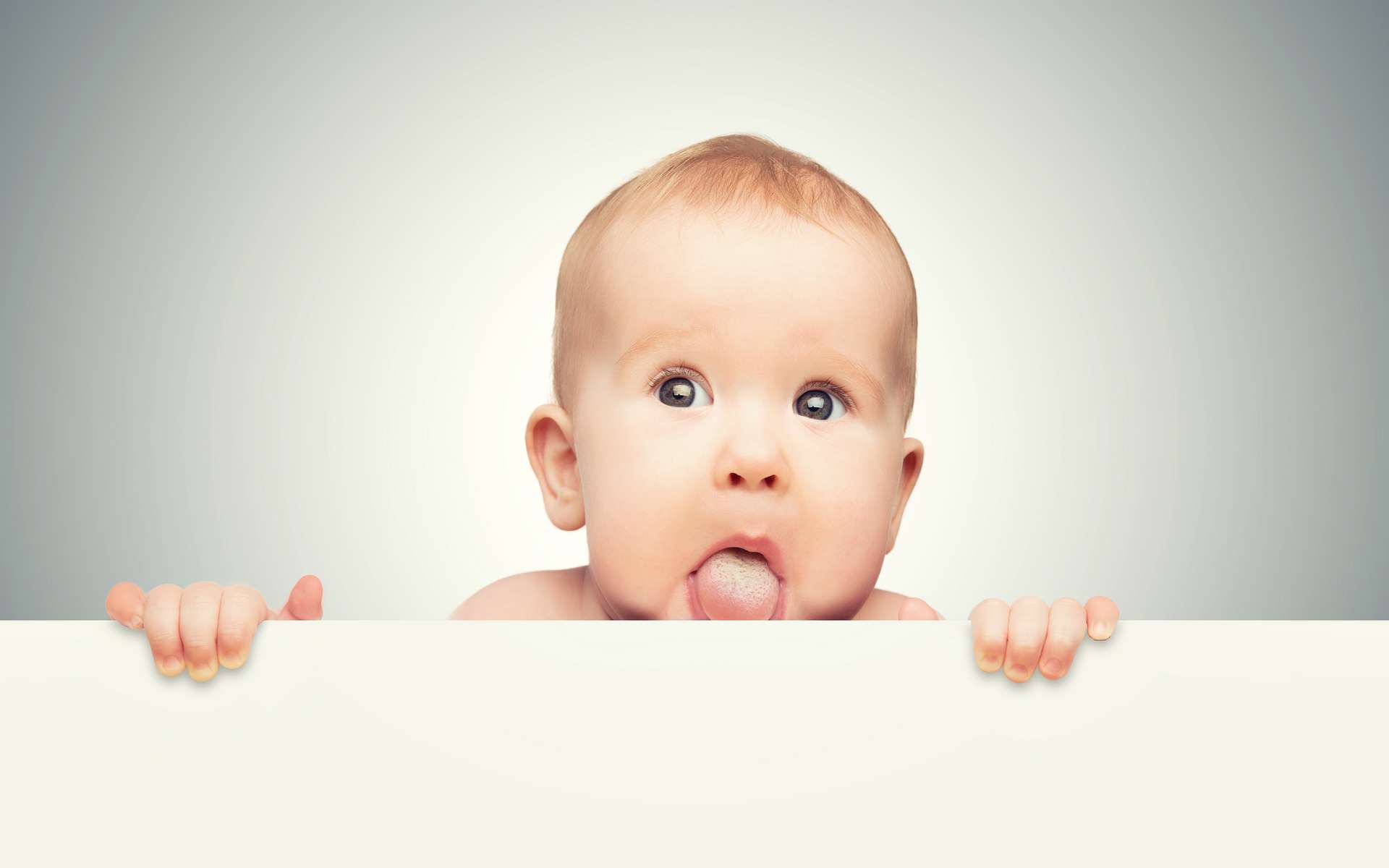Un frein de langue restrictif est une gêne pour le nouveau-né, empêchant la langue de se mouvoir correctement. © JenkoAtaman, Adobe Stock