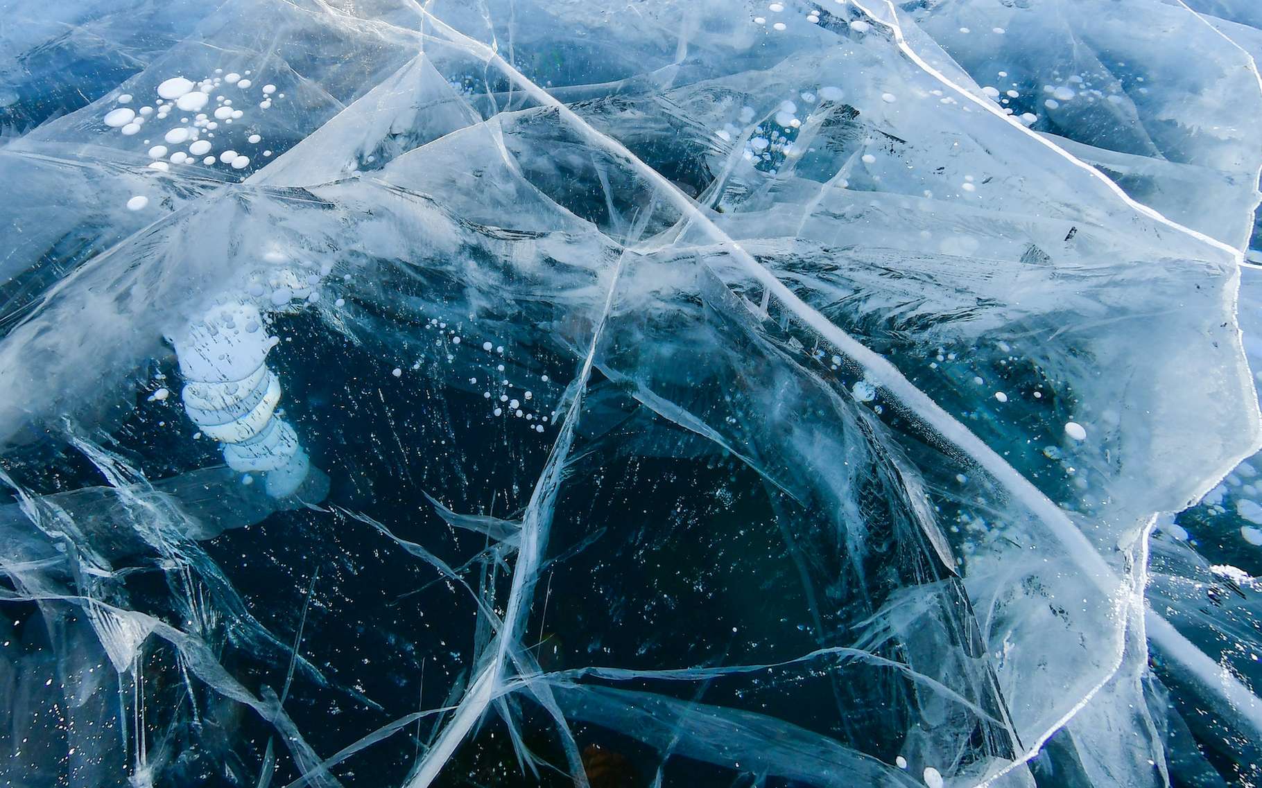 En hiver 2019, un lac a littéralement disparu de l’Antarctique. Il s’est écoulé par le fond, après avoir brisé la glace de la plateforme qui le soutenait, expliquent aujourd’hui des chercheurs de la Scripps Institution of Oceanography de l’université de Californie à San Diego (États-Unis). © prasitphoto, Adobe Stock