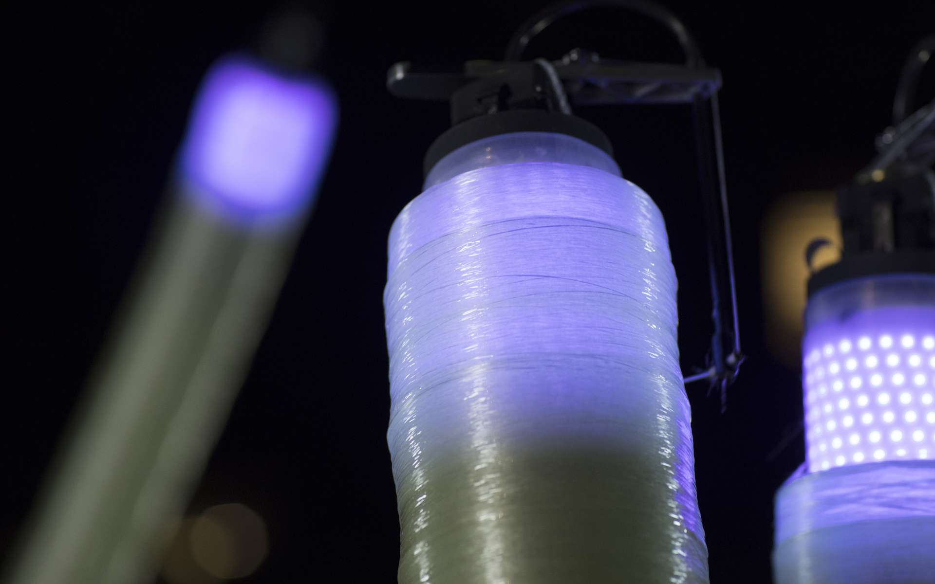 Les Fiberbots tissent un cocon en fibre de verre autour d’eux. © Mediated Matter