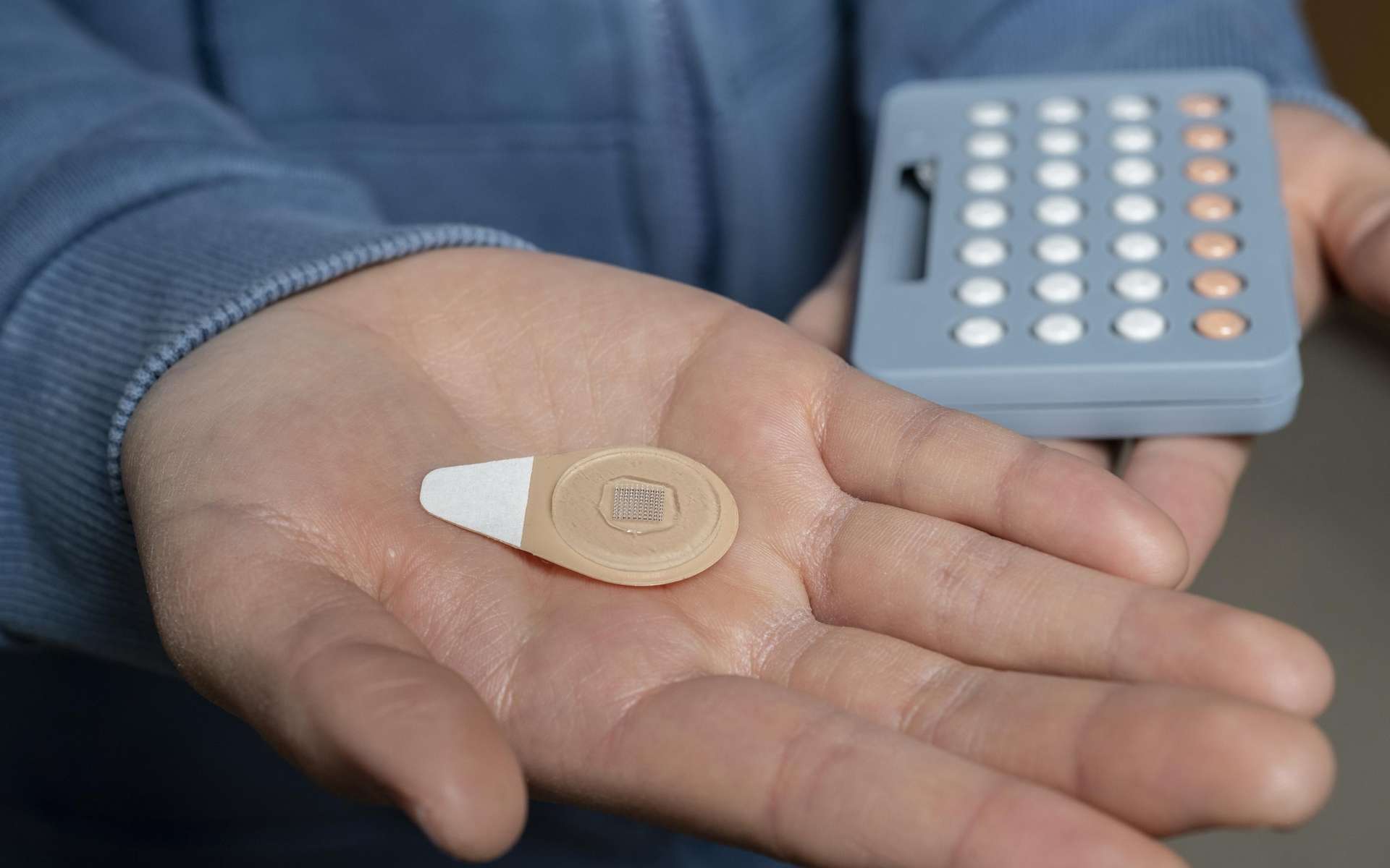 Ce patch expérimental pourrait remplacer la pilule contraceptive. © Christopher Moore, Georgia Tech