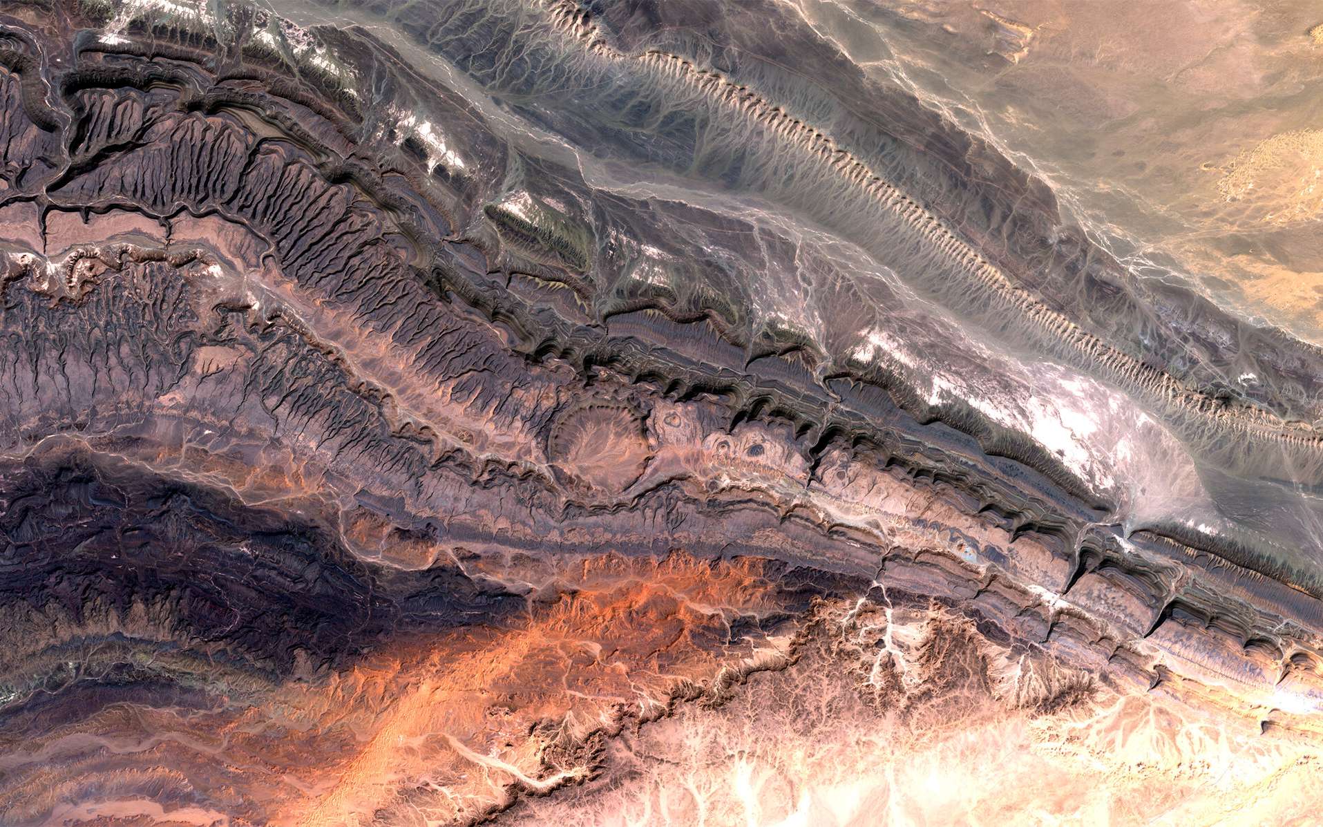 Magnifique cratère d'impact dans le Sahara vu de l'espace