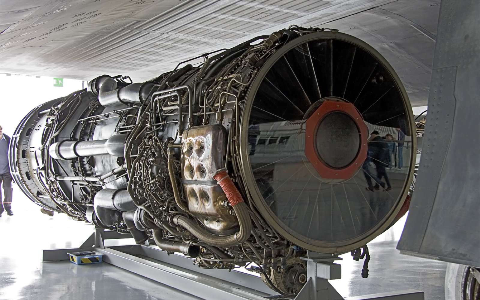 Un turboréacteur à base de plasma d'air ionisé par des micro-ondes semble être une alternative viable au turboréacteur à combustibles fossiles. © Telemaque MySon, CC BY-SA 3.0, Wikimedia Commons