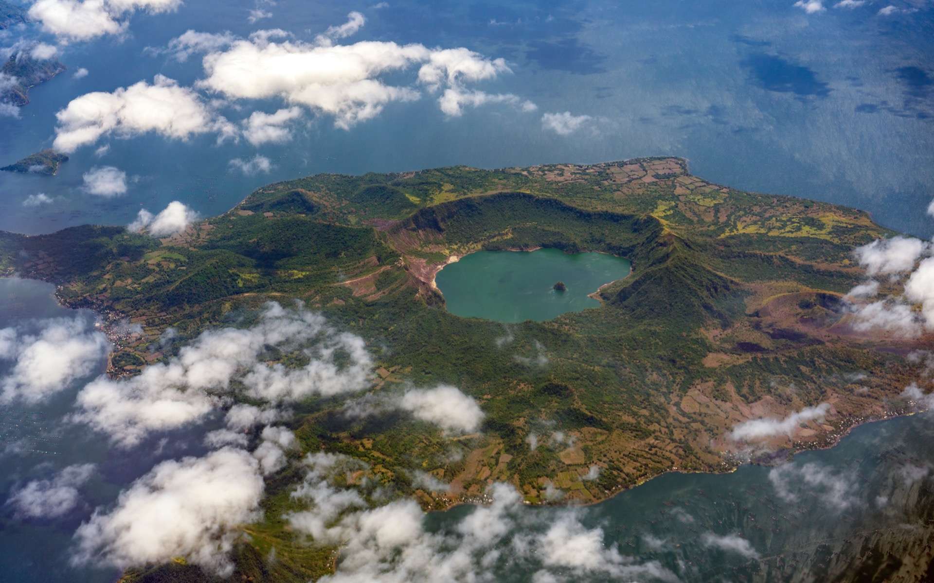 Vue aérienne du cône volcanique du volcan Taal au centre du lac, Philippines. © hit1912, Adobe Stock
