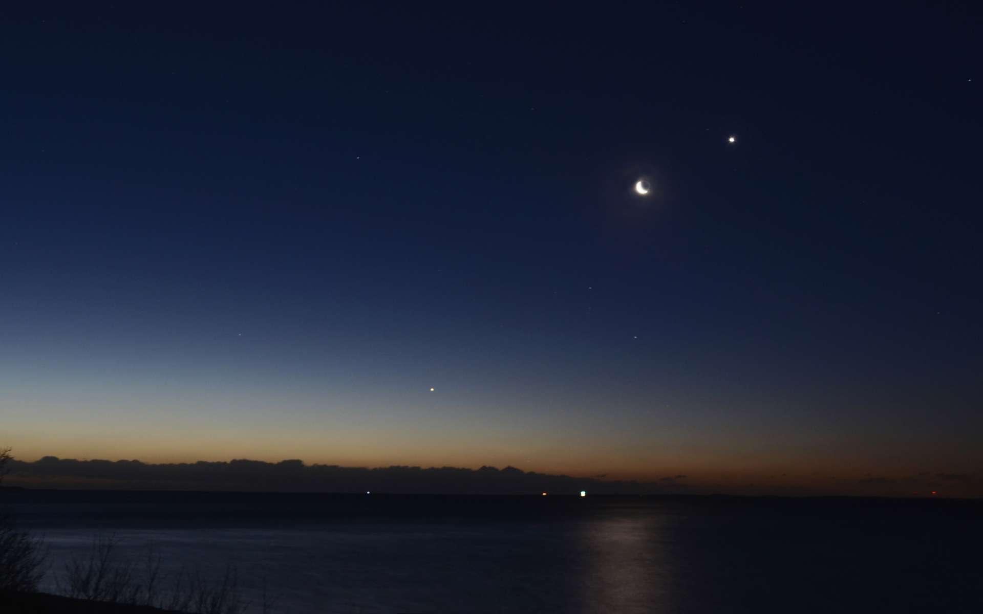 En photo, conjonction de la Lune avec Vénus et Mars. © Kim, Adobe Stock