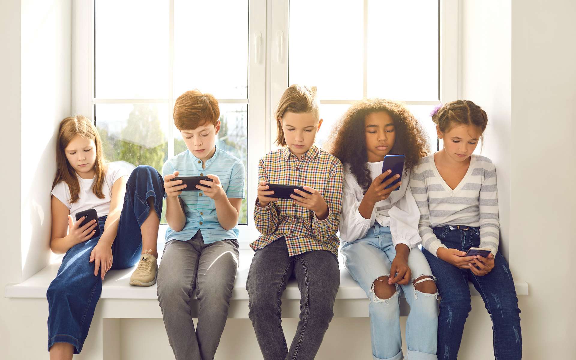 Ils avaient tous un smartphone avant 10 ans : aujourd'hui, les chercheurs tirent la sonnette d'alarme