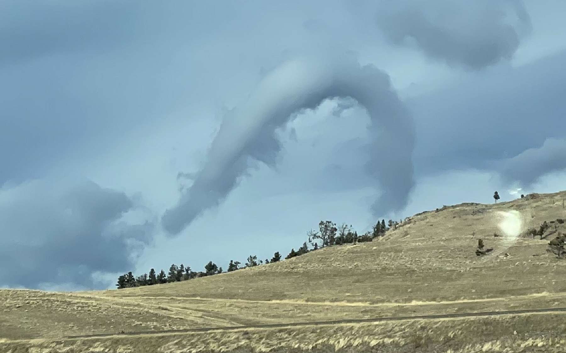 Un impressionnant nuage vortex en forme de fer à cheval photographié au Montana (USA) en novembre 2021. © Sarah Tabor