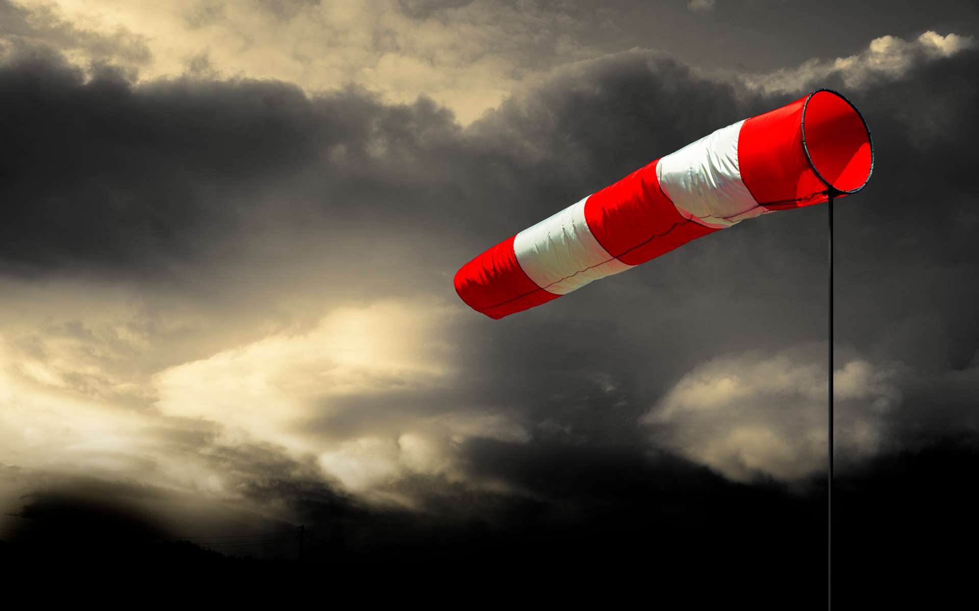 Deux ouragans ont fusionné et c'est inédit : la tempête qui en résulte va secouer ces régions de la France ce week-end !