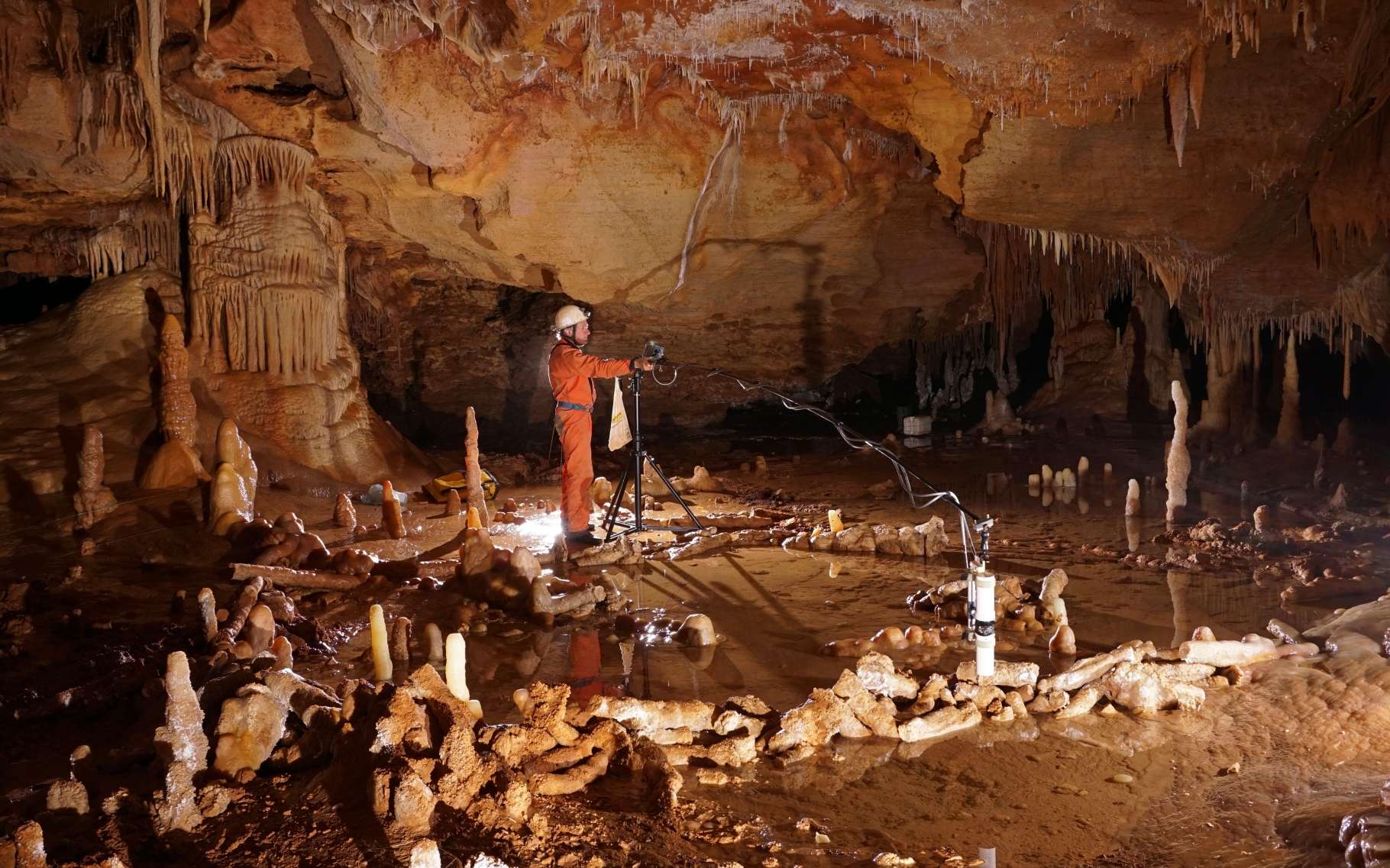 Dans la grotte de Bruniquel (Tarn-et-Garonne), un chercheur réalise des mesures magnétiques. Elles permettent de repérer des traces de calcite brûlée par des flammes. Un jour, des Hommes ont installé là un éclairage imposant et se sont donné beaucoup de mal pour assembler des morceaux de stalagmites en alignements réguliers. Ils étaient des Néandertaliens et ces spéléologues ont précédé de 140.000 ans dans le monde souterrain les Homo sapiens ayant peint les fresques de la grotte Chauvet. © Étienne Fabre, SSAC