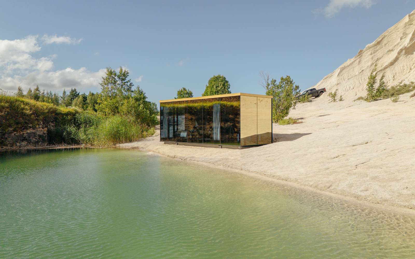 Un lingot d'or dans la nature : découvrez la Golden House, la tiny house de luxe de 26 m2