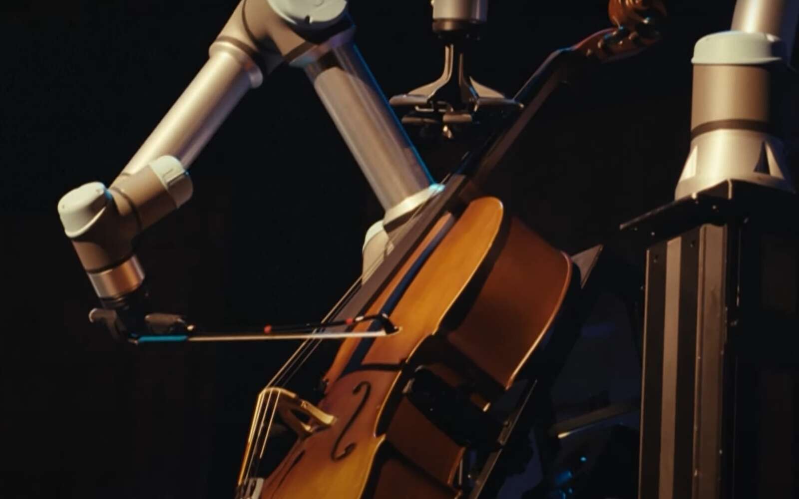 C'est une première : ce robot a joué du violoncelle avec un orchestre symphonique !