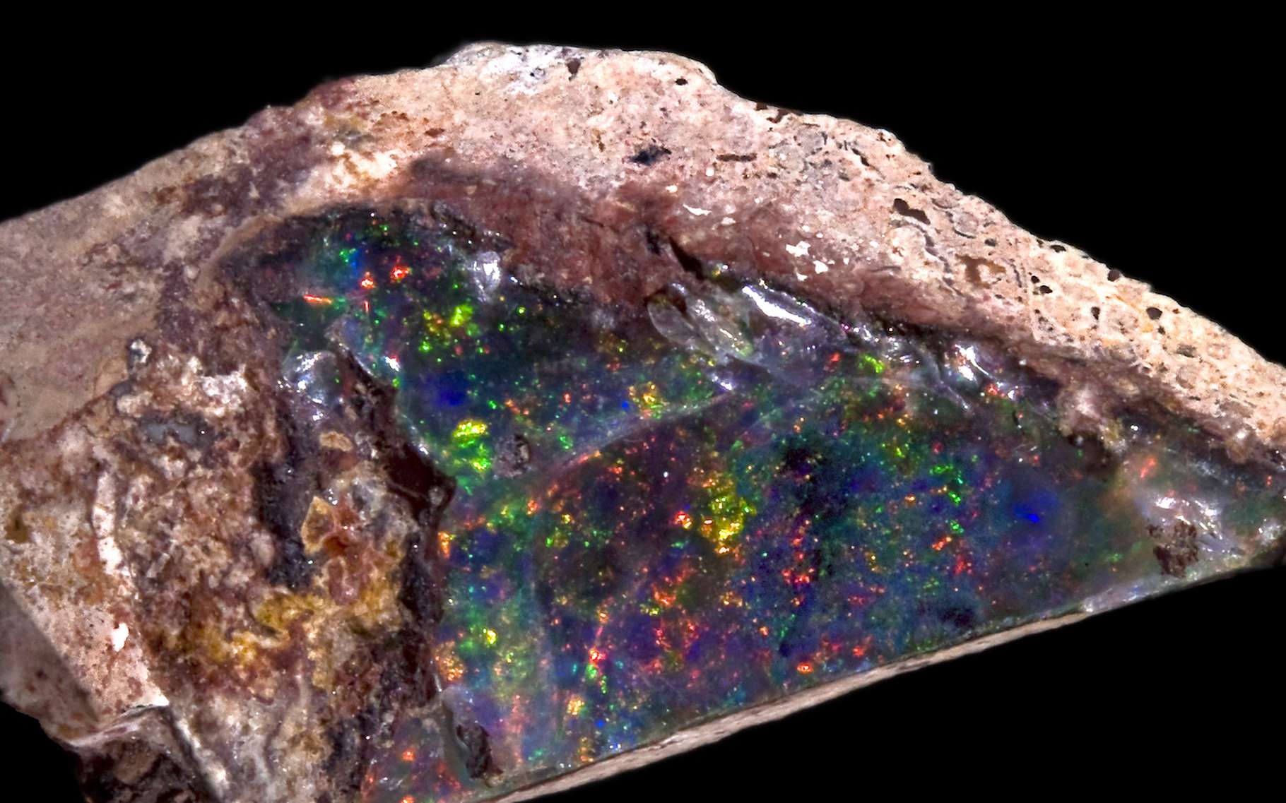 L’opale désignée par les scientifiques par les lettres AG est la plus connue des opales. Elle est amorphe, la lettre A désignant justement ce caractère particulier pour un minéral. © Didier Descouens, Wikipédia, CC by-sa 4.0