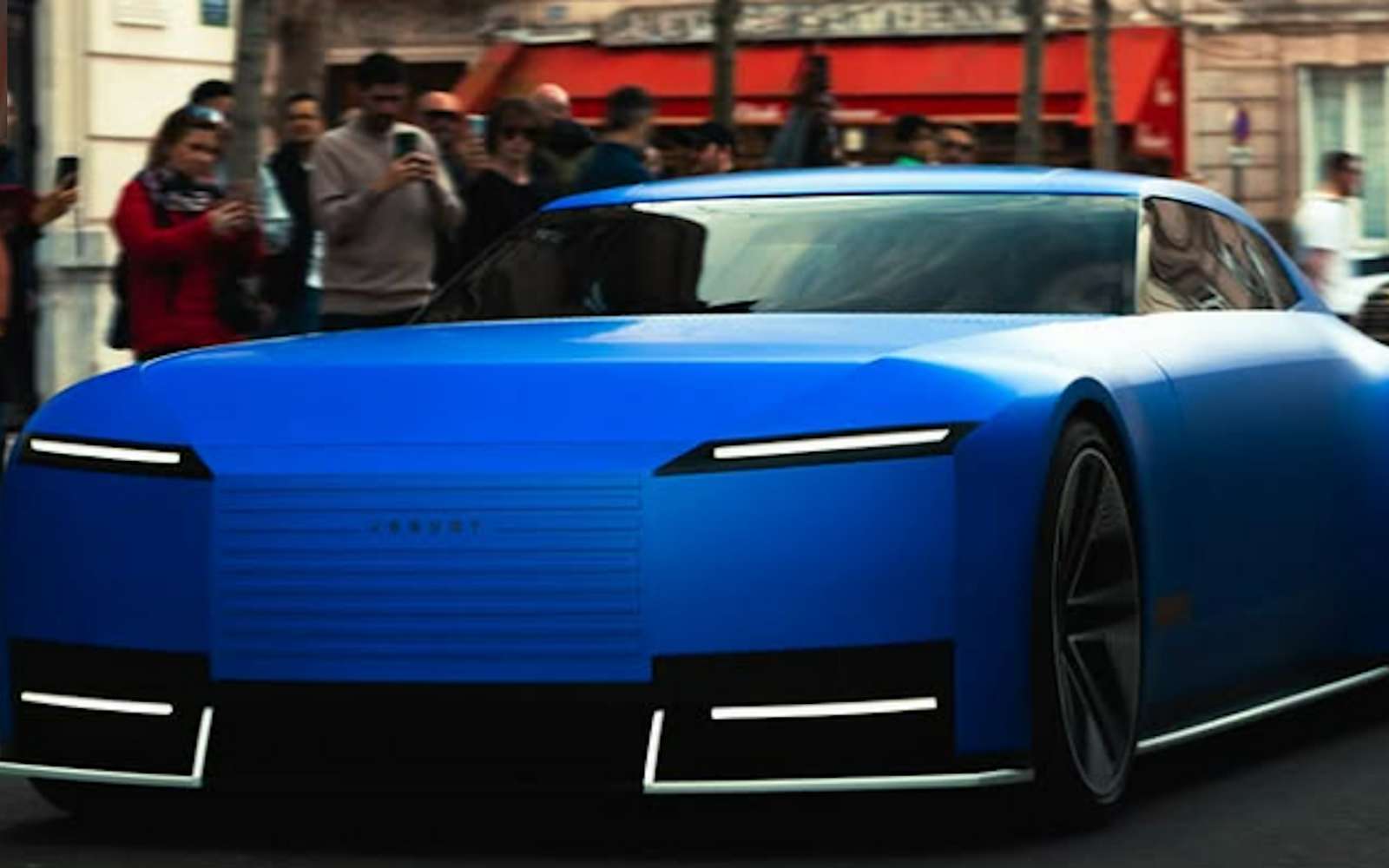 C'était sans doute la voiture la plus irréelle jamais vue dans les rues de Paris : la Jaguar Type 00 EV !