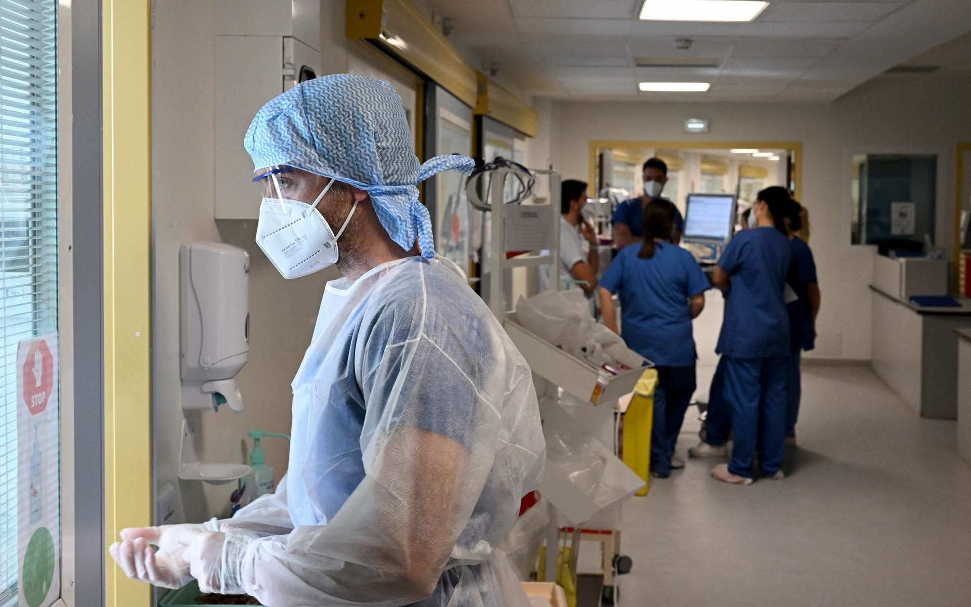 Les personnes infectées avec Omicron ont moitié moins de risque d'être hospitalisées que celles avec Delta. © Nicolas Tucat, AFP