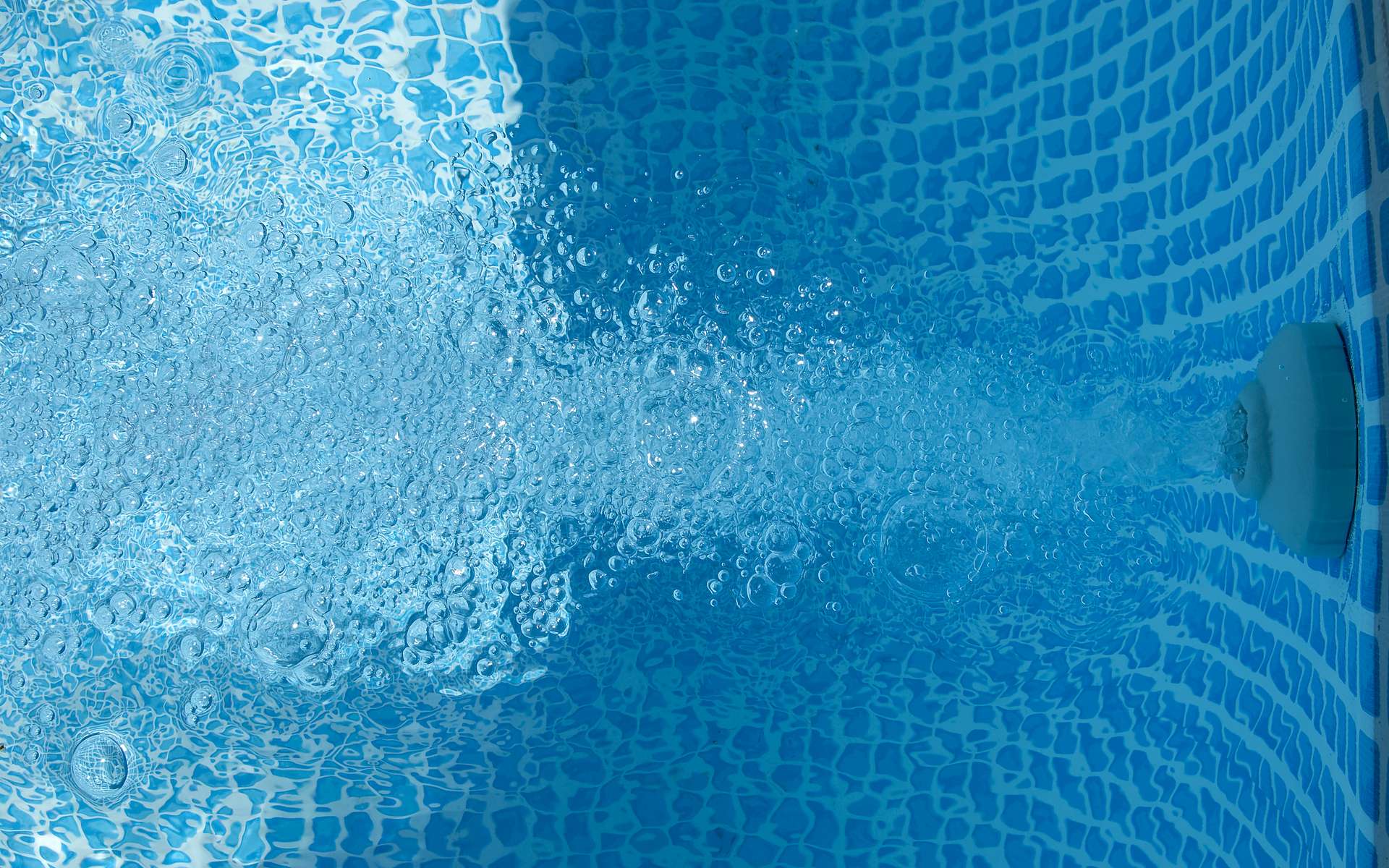Les différents systèmes et méthodes pour effectuer la filtration d’une piscine offrent une large gamme d’efficacité comme de niveau d’entretien. © kama17, Flickr, cc by nc 2.0