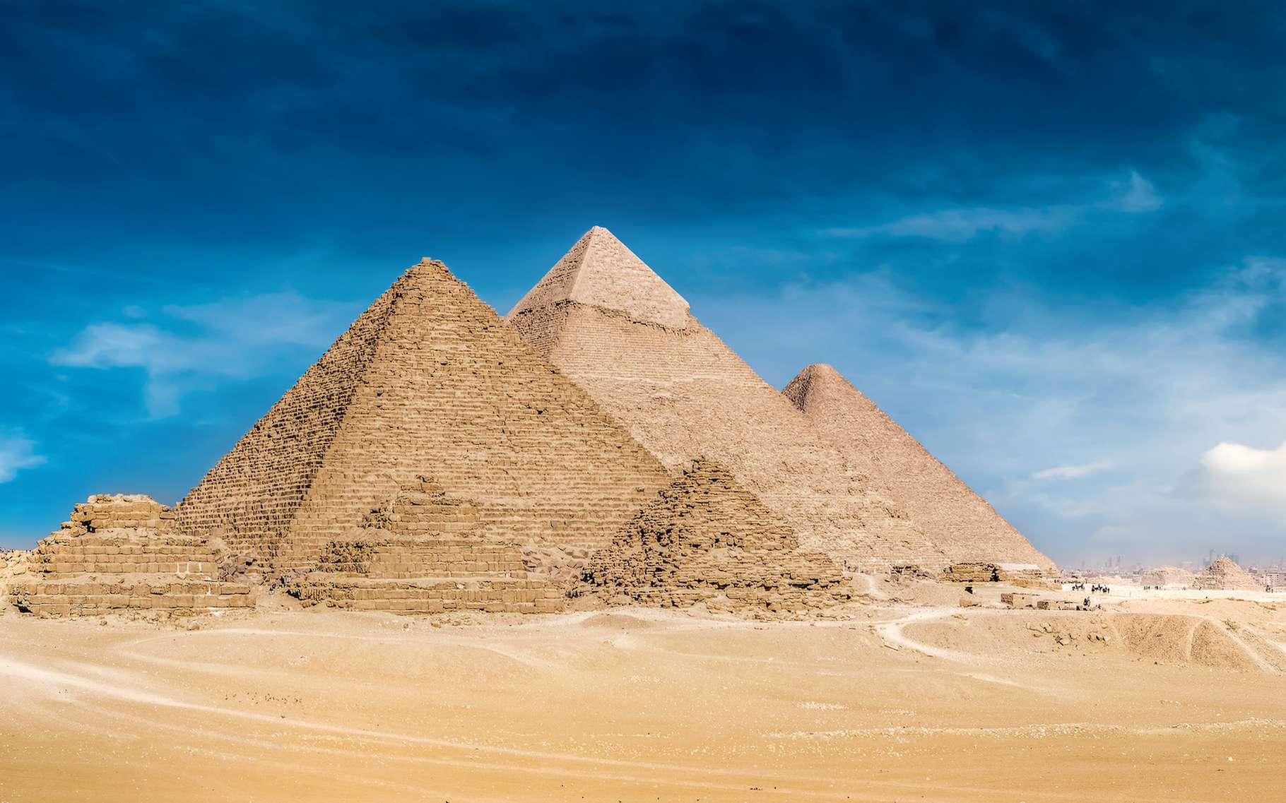 La Grande Pyramide de Gizeh est la plus grande de toutes. Et la seule merveille du monde antique qui subsiste encore aujourd’hui. Et des chercheurs veulent la sonder aux rayons cosmiques pour révéler ses secrets. © Günter Albers, Adobe Stock