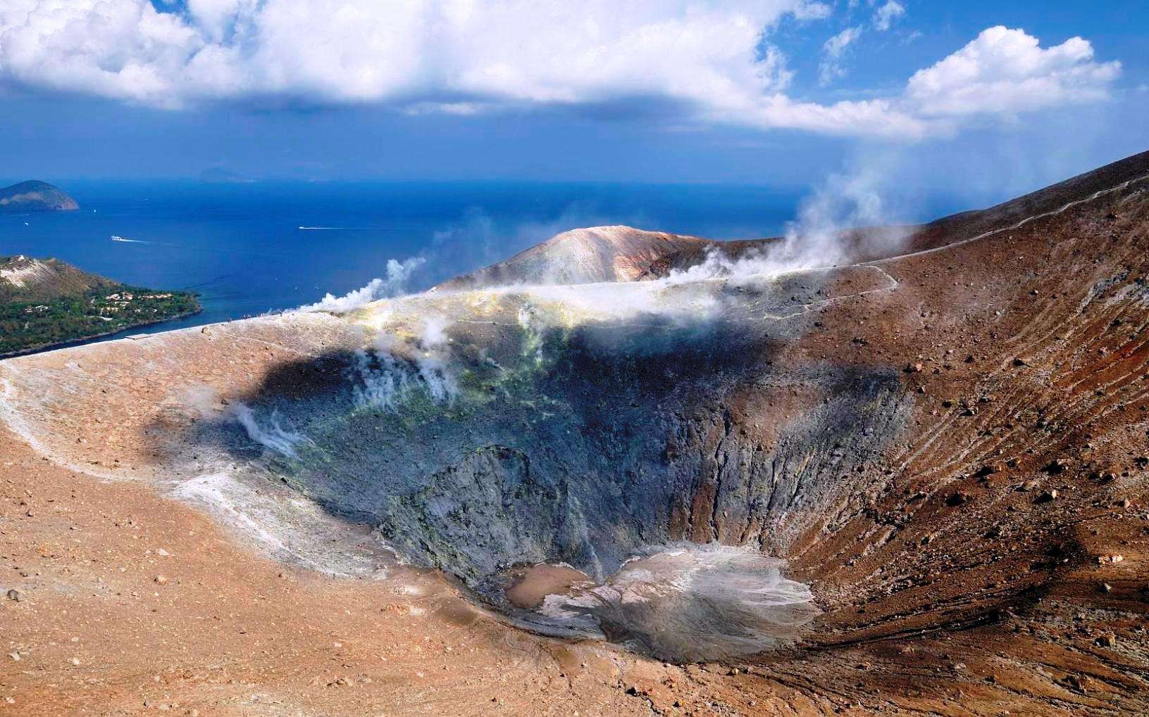 Vulcano : l'île mythique de la volcanologie est partiellement évacuée