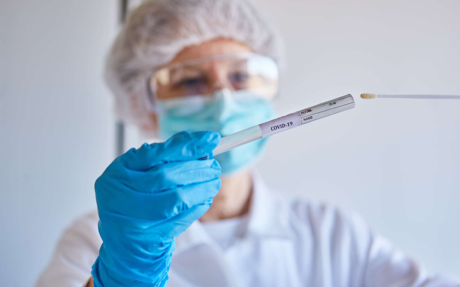 Le test PCR est réalisé pour dépister le coronavirus à partir d'un écouvillon nasopharyngée. © Robert Kneschke, Adobe Stock