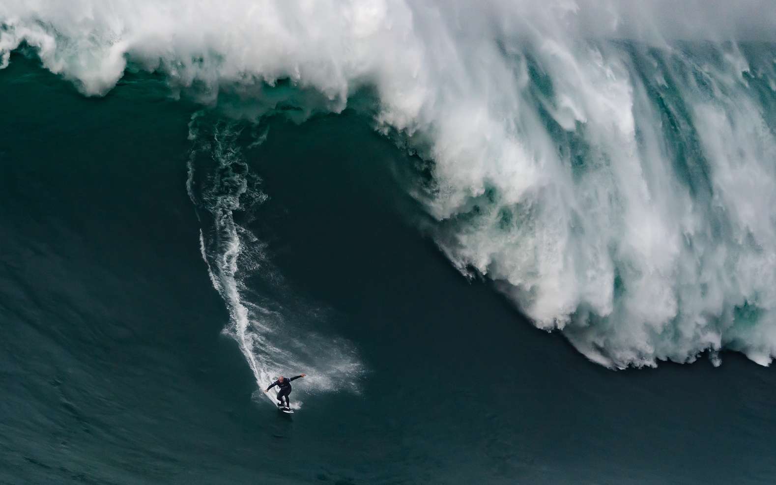 Surfeurs de l'extrême : ces vagues géantes que l'être humain a affronté