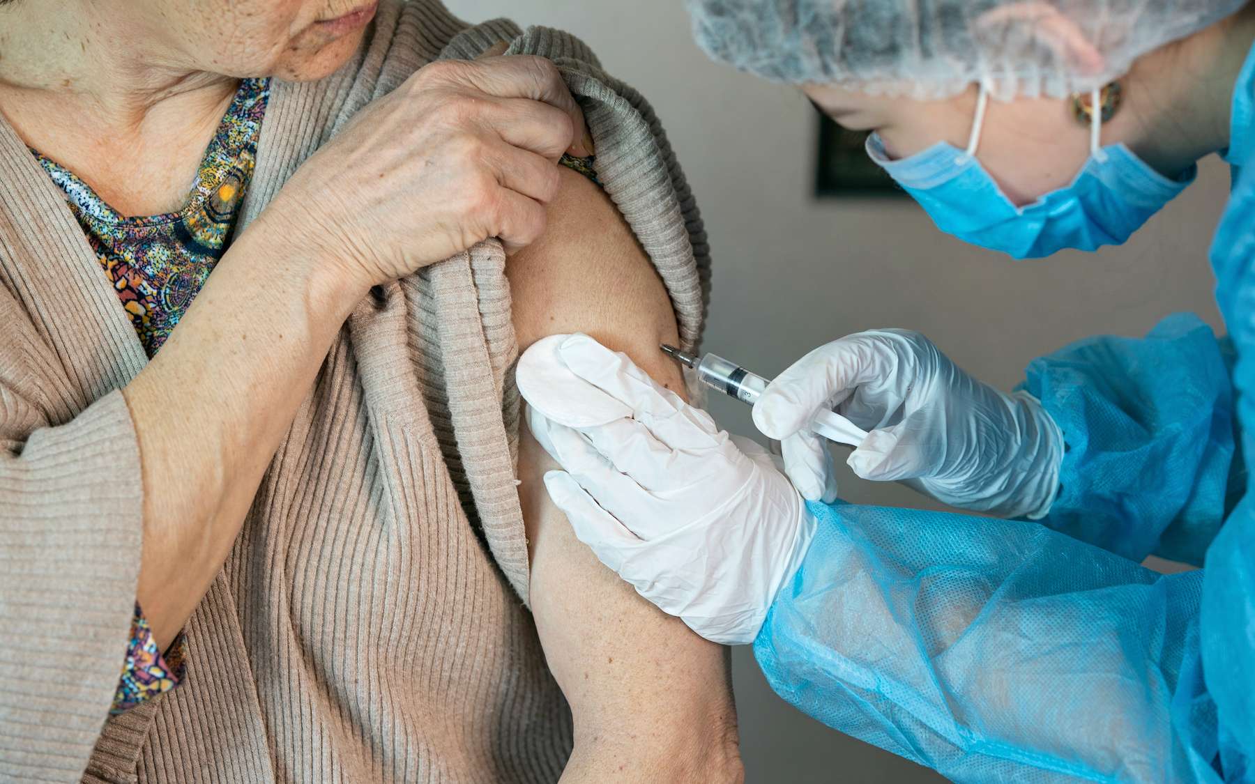 Les vaccins Pfizer et AstraZeneca sont très efficaces chez les personnes âgées. © dinastiya, Adobe Stock