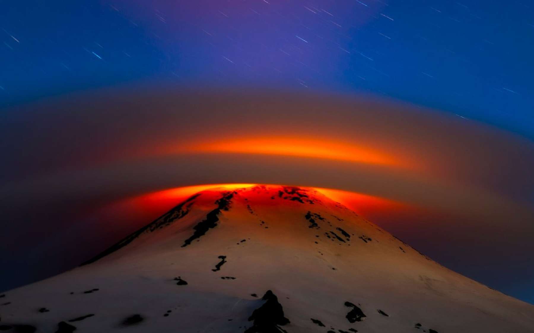 Cette photo d'un nuage lenticulaire au-dessus d'un volcan actif semble irréelle