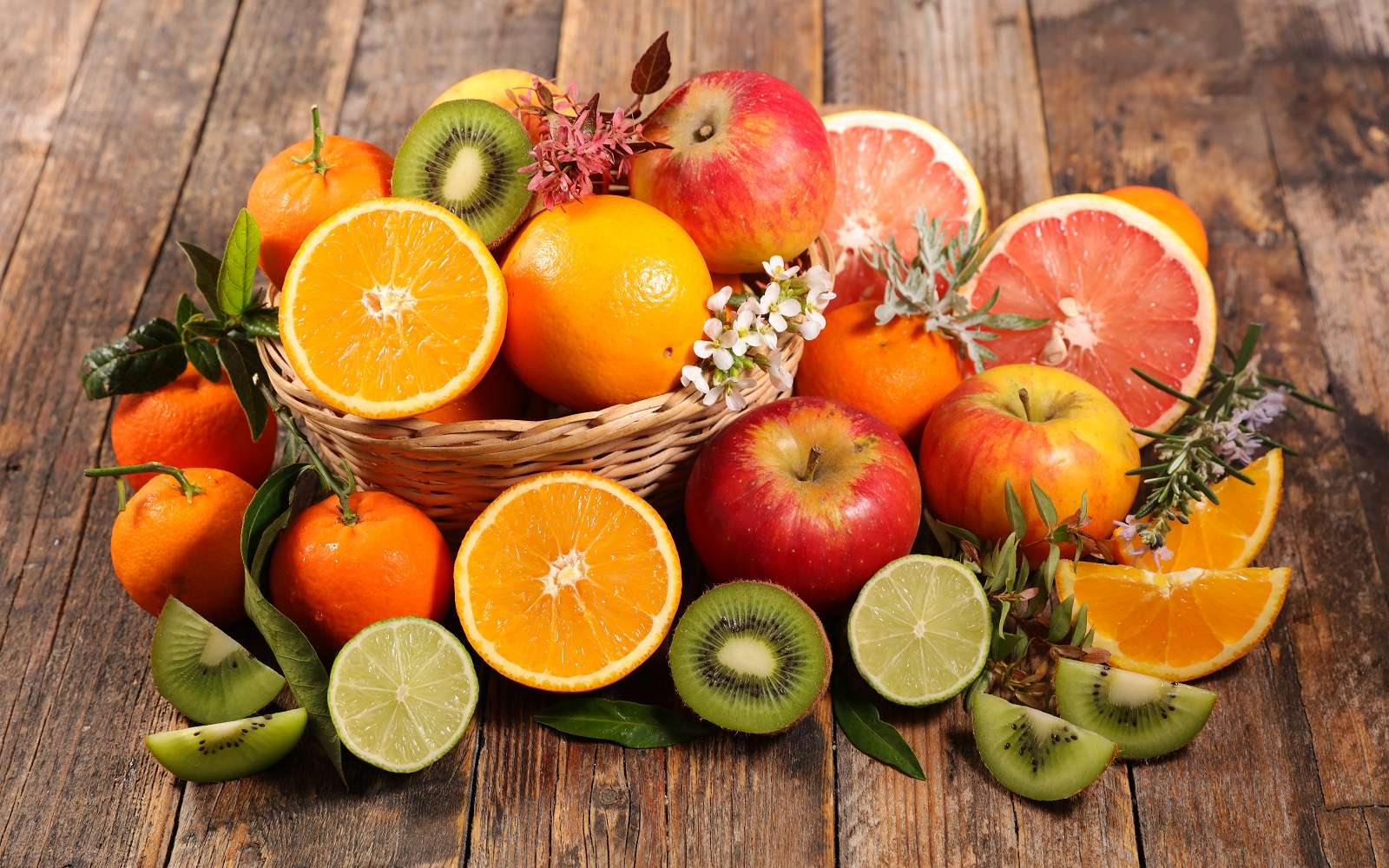 Magnifique panier de fruits d'hiver colorés et vitaminés. © M.studio, Adobe Stock