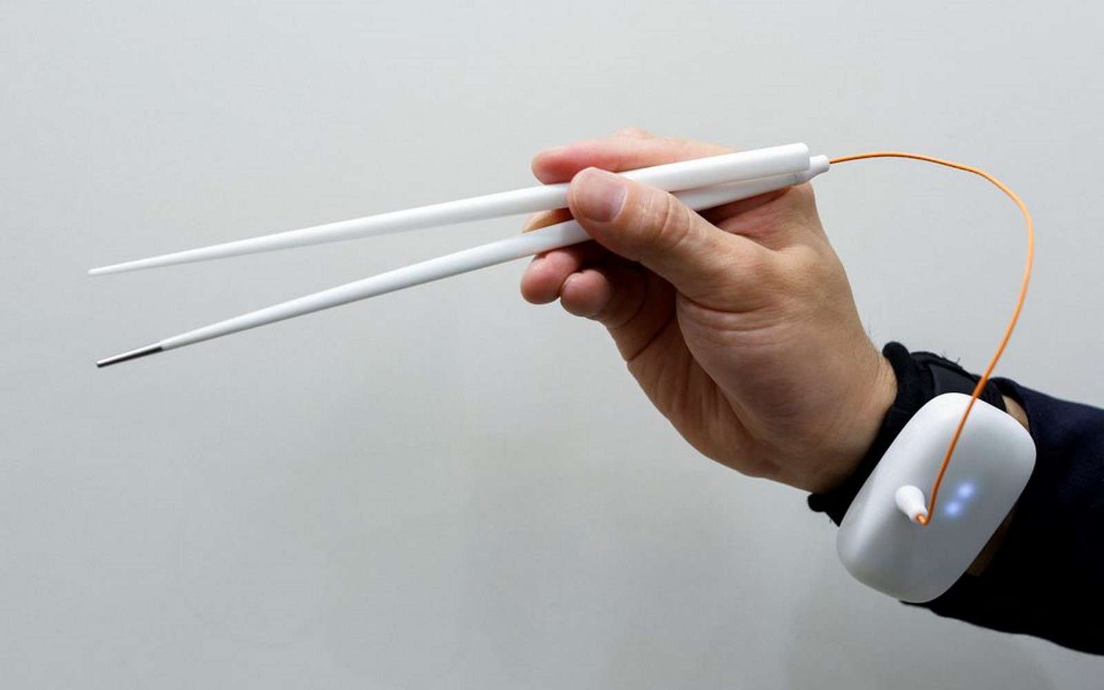 Ces baguettes délivrent une stimulation électrique pour augmenter le goût salé. © Université Meiji