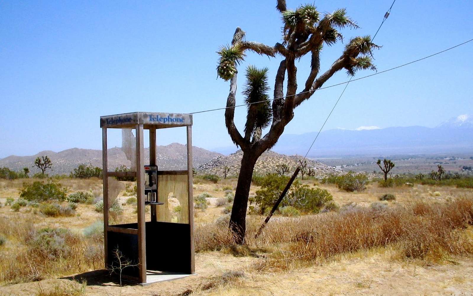 La « Mojave Phone Booth », une cabine téléphonique isolée dans le désert des Mojaves. © Mwf95, CC BY-SA 4.0, via Wikimedia Commons