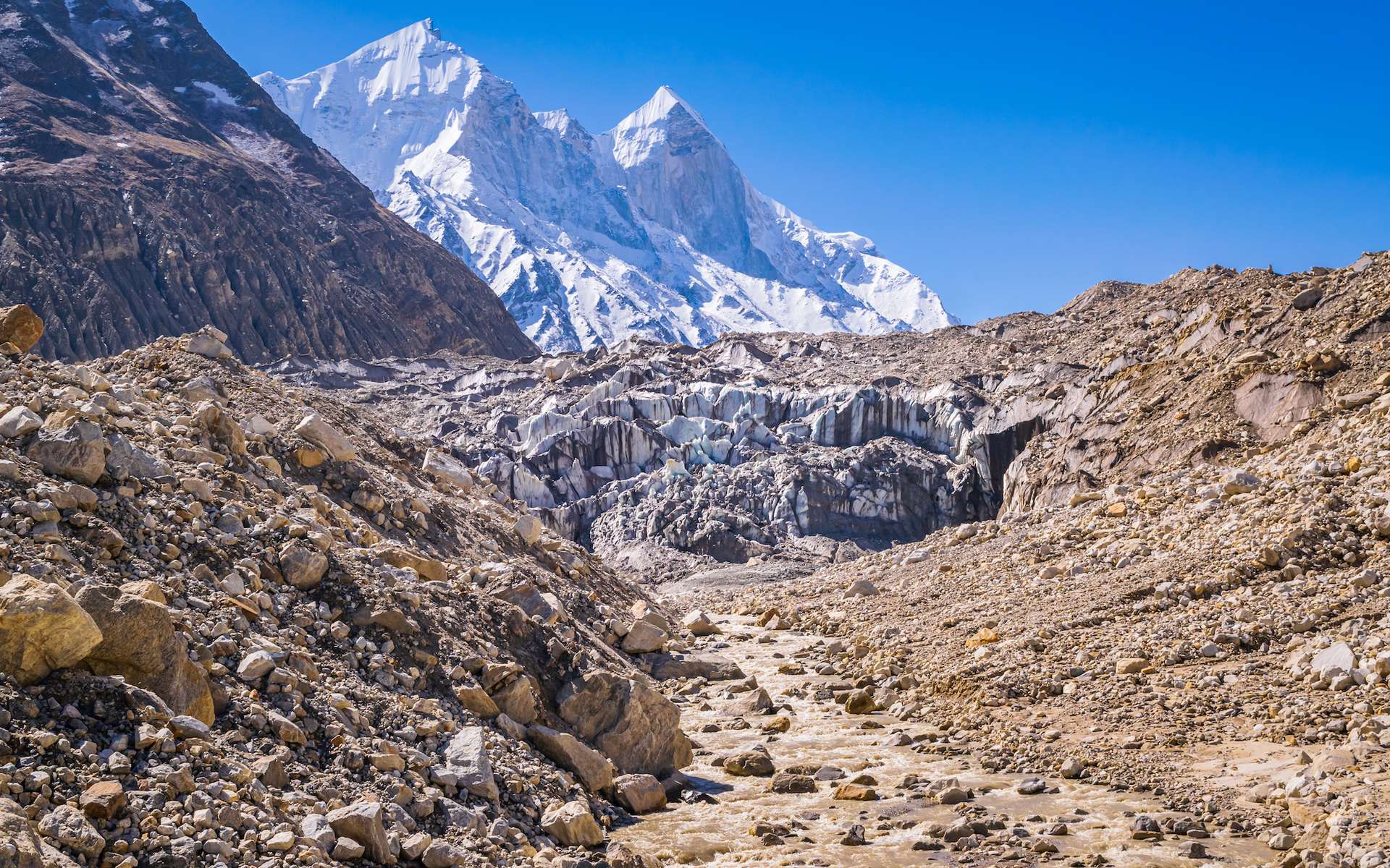 Un célèbre village de sherpas au pied de l'Everest a été détruit par la rupture spectaculaire d'un lac glaciaire