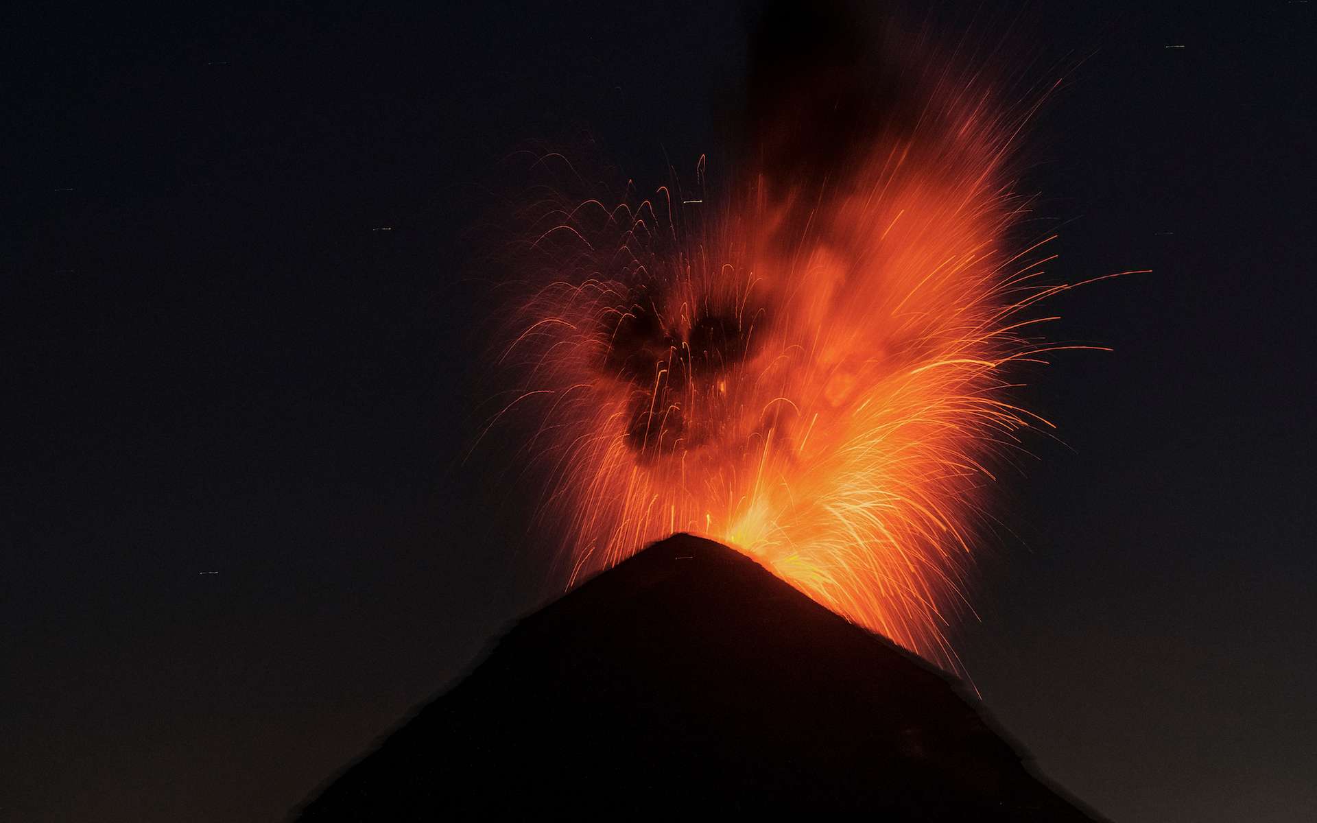 Un volcan explose en pleine nuit : le ciel s'embrase dans un spectacle hallucinant d'une fontaine de lave géante !