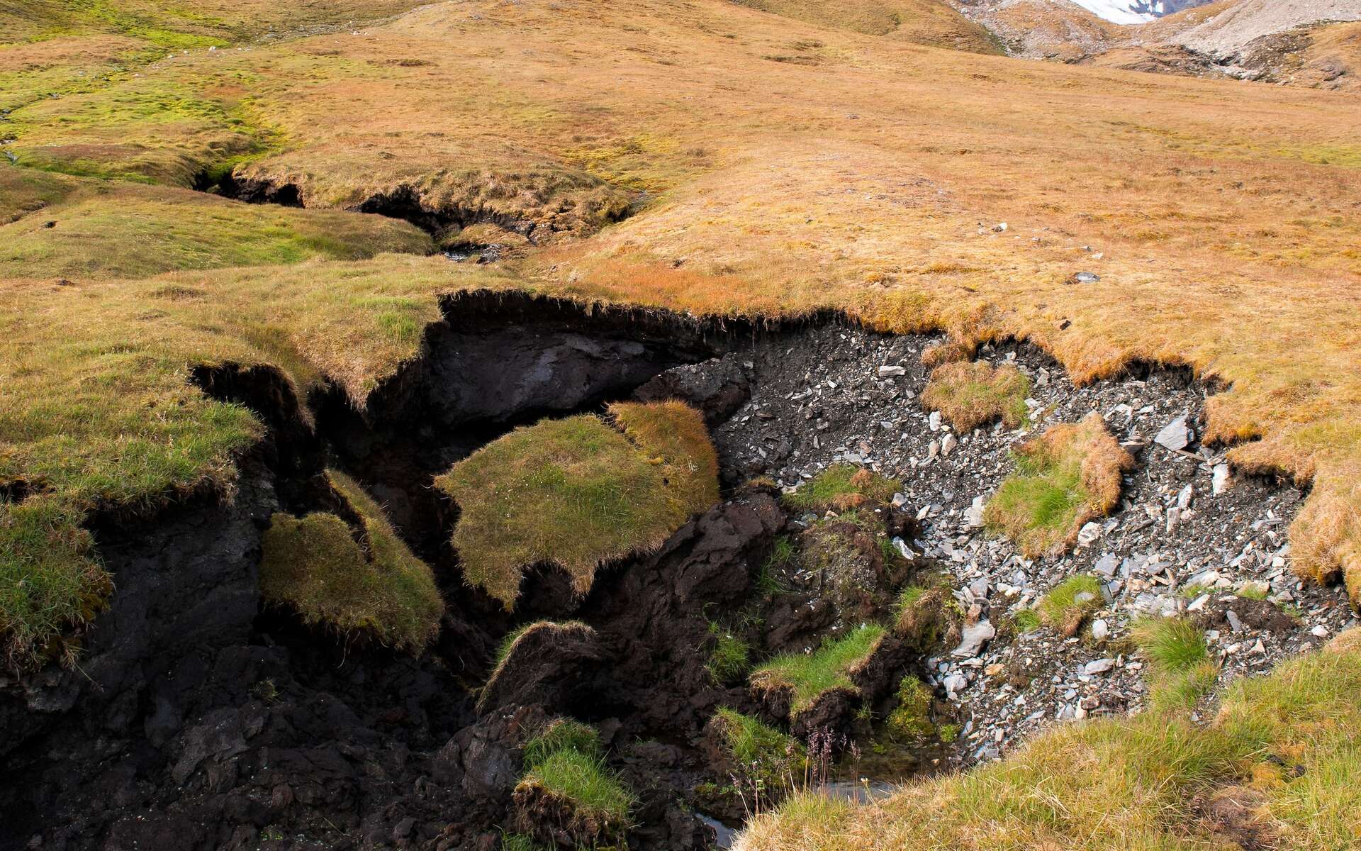 Survolez en drone « la porte de l'Enfer », le plus grand gouffre dans le permafrost du monde