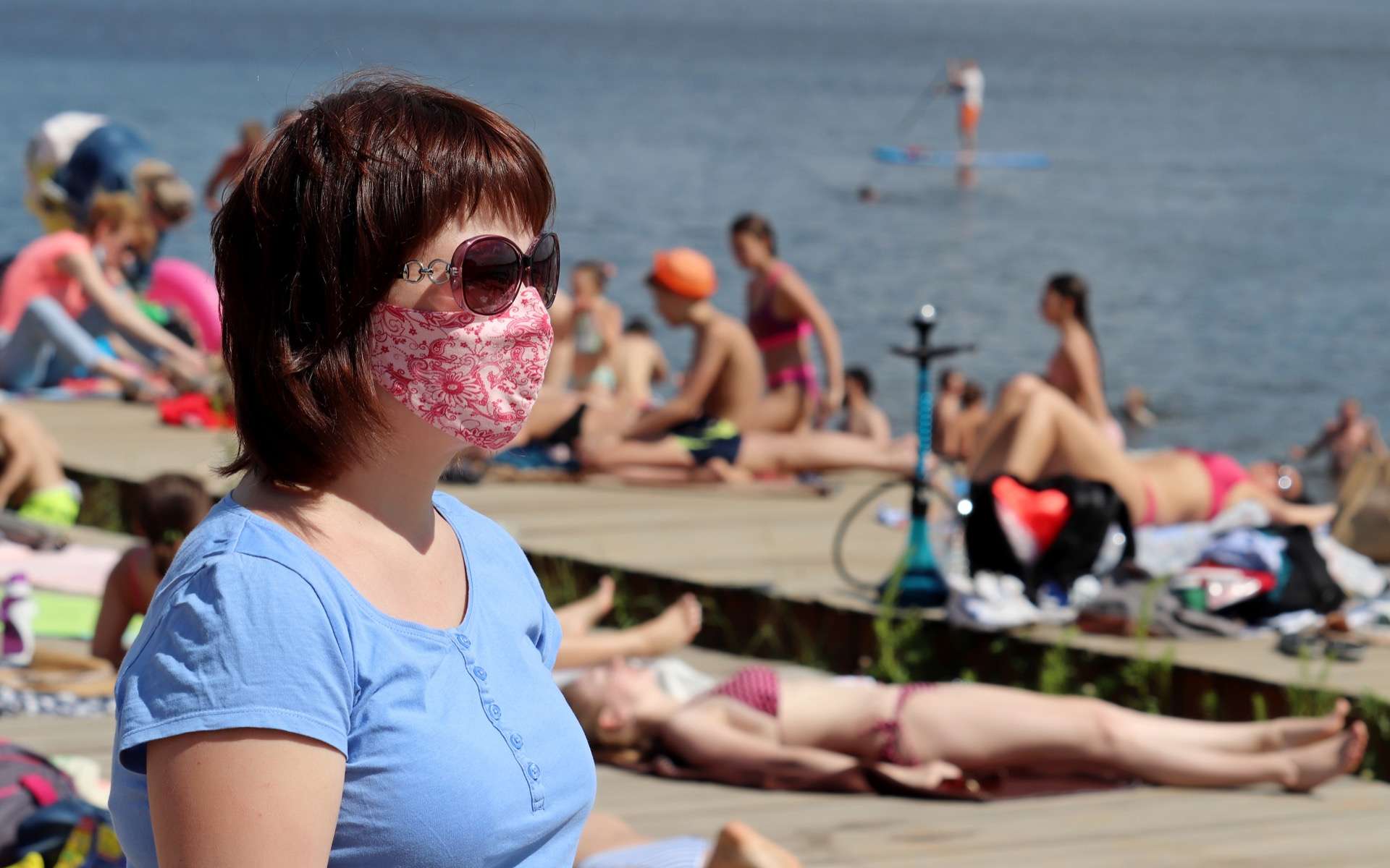 Avec l'été, le port du masque devient encore plus désagréable mais il est d'autant plus important que les aérosols contenant le virus restent plus longtemps dans les airs. © Oleg, Adobe Stock