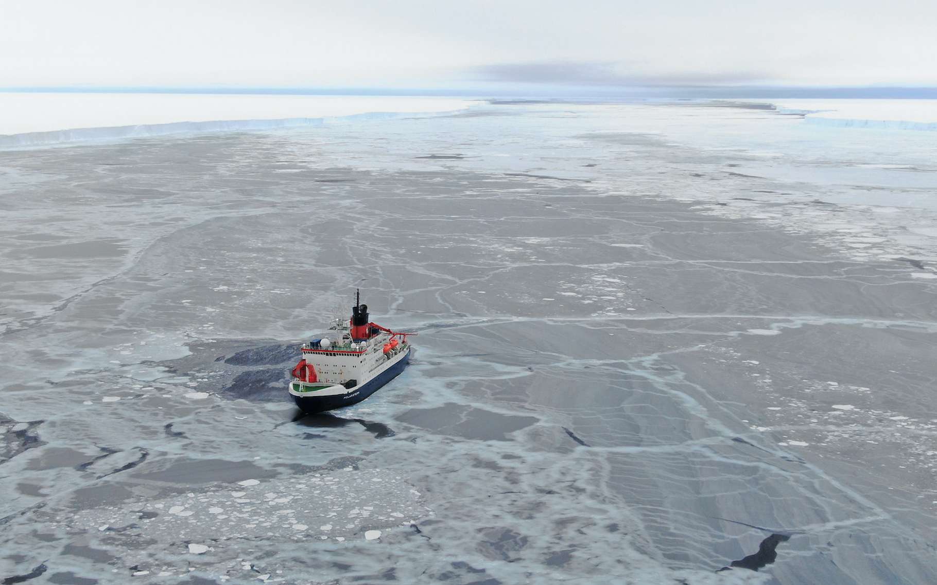 Le brise-glace de recherche allemand Polarstern dans le « foxhole » entre l’iceberg A74, à droite, à la plateforme de glace Brunt, à gauche. © Ralph Timmermann, Institut Alfred Wegener pour la recherche polaire et marine